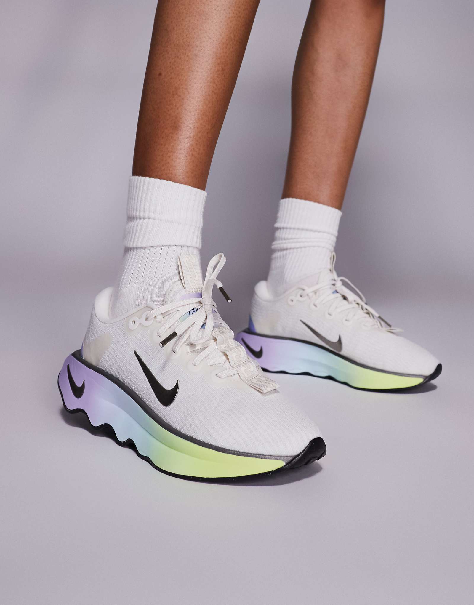 Кроссовки Nike Training Motiva SE белого и разноцветного цвета