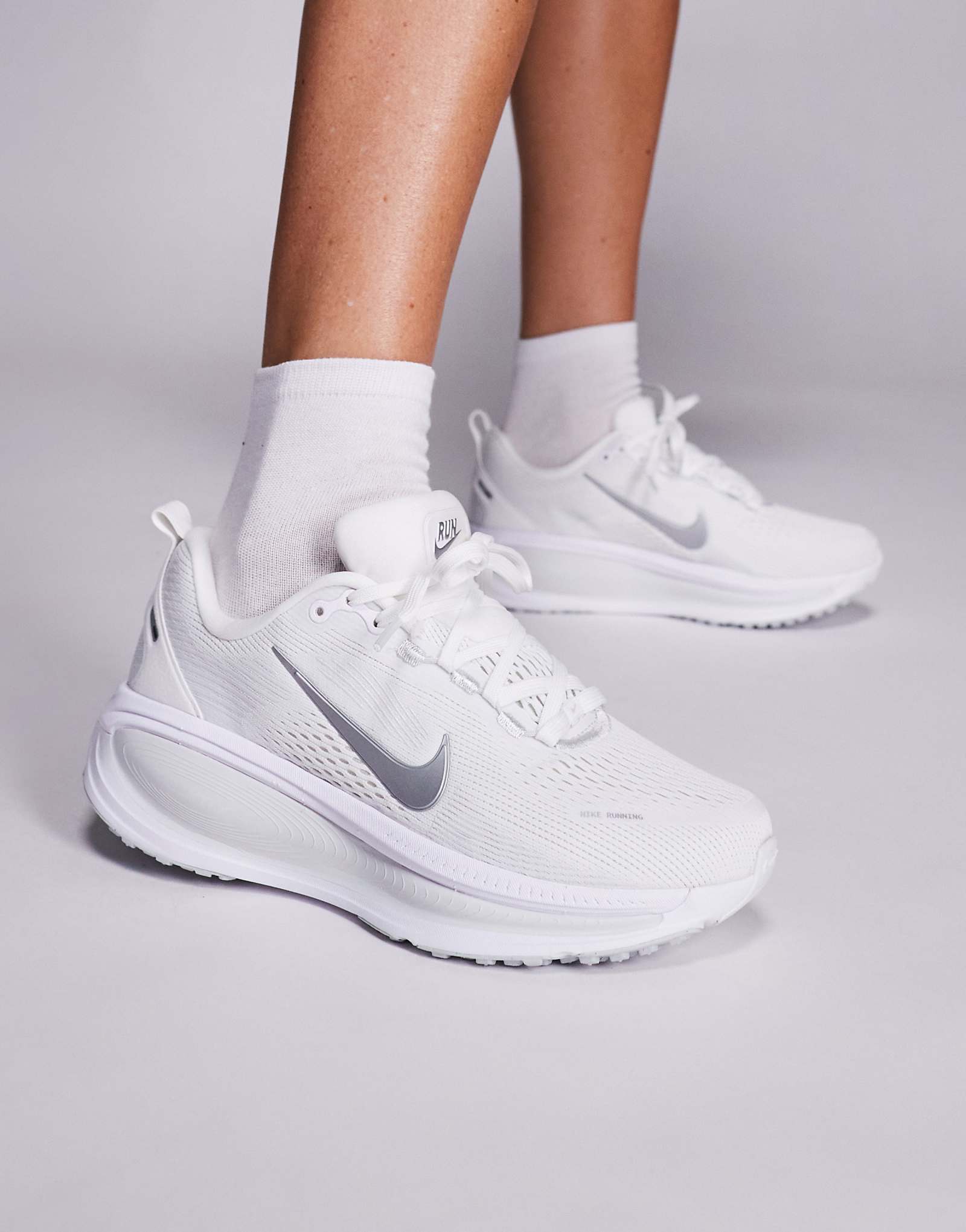 Кроссовки Nike Running vomero 18 белого и серебристого цветов 31690₽