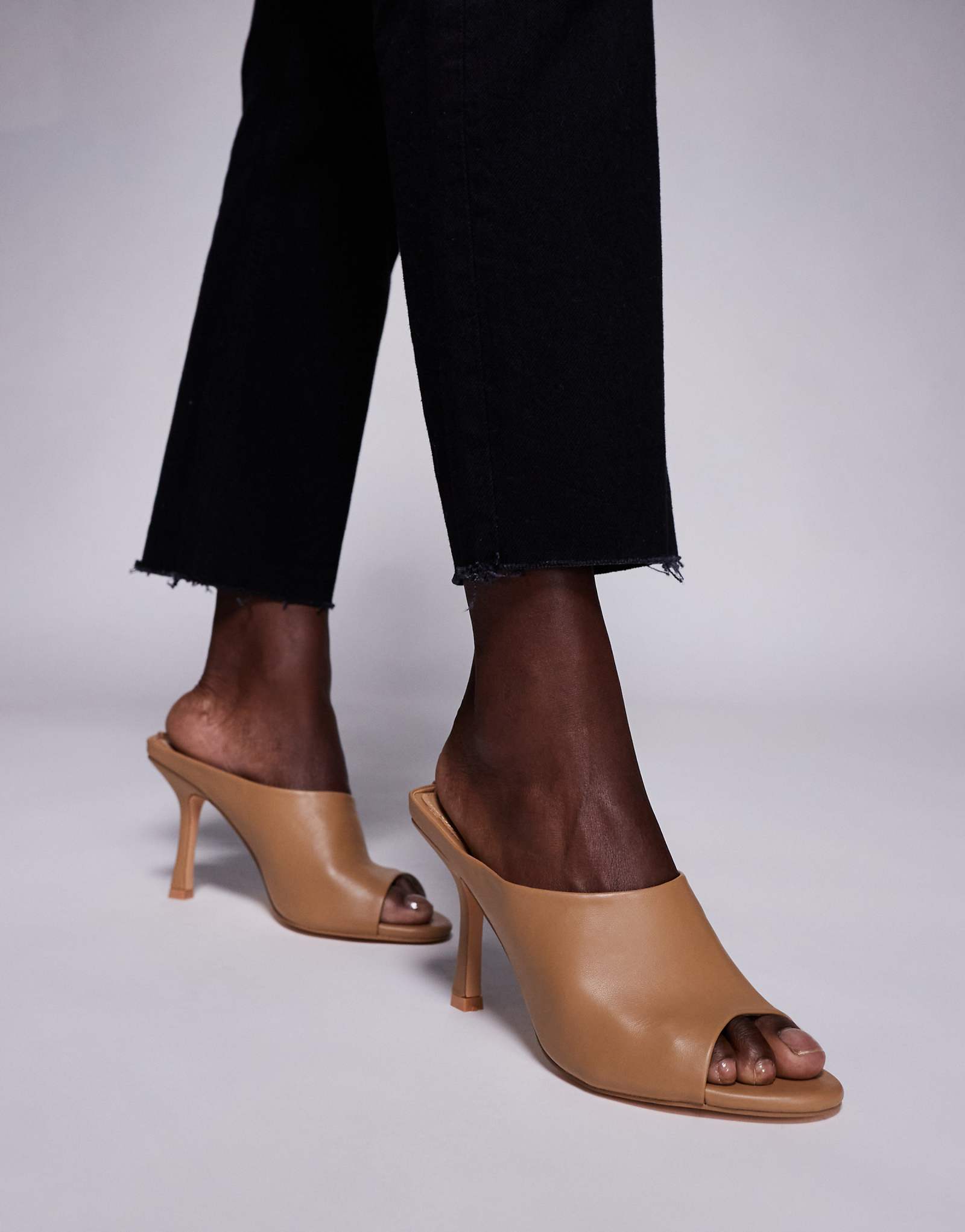 Публичное желание - босоножки на каблуке Sriach mule цвета ириски