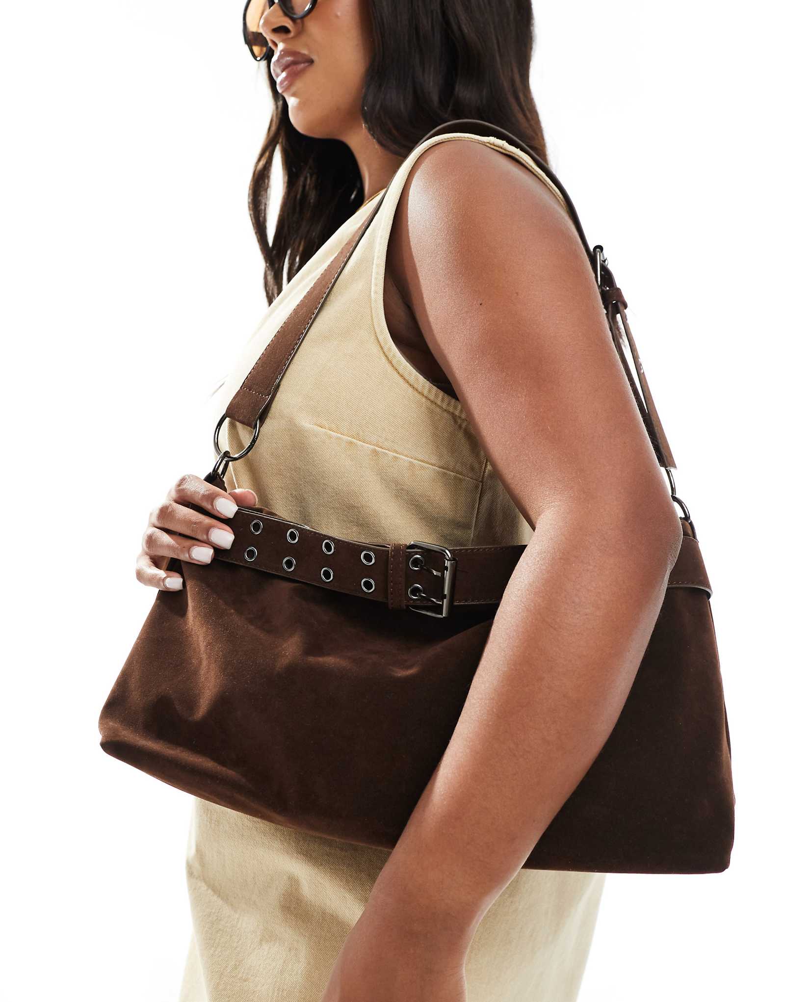 Гламурная сумка через плечо из искусственной замши с пряжками коричневого цвета 9390₽