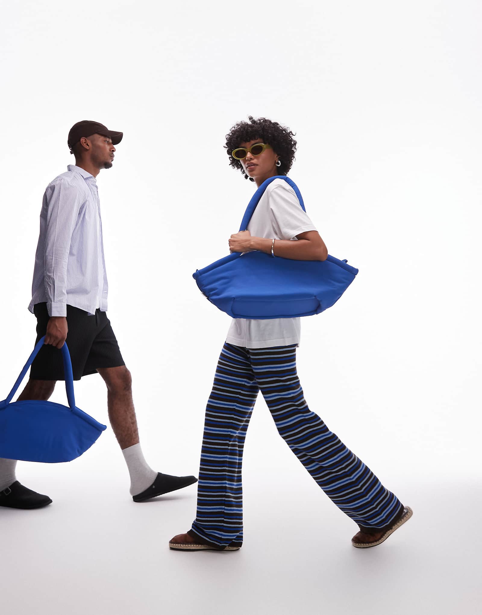 Большая нейло сумка-тоут OLEND haku через плечо кобальтово-синего цвета