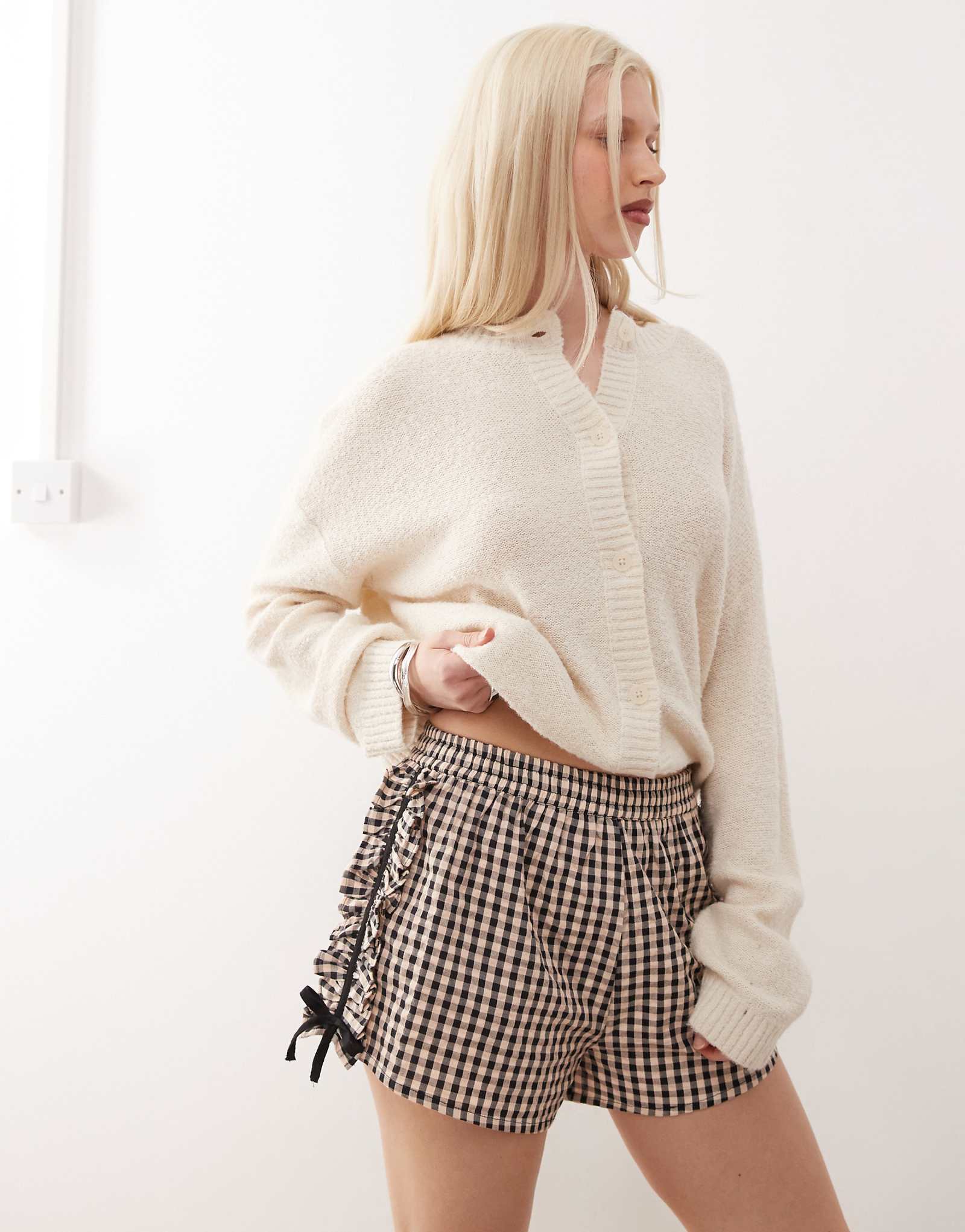 Шорты с оборками по бокам в полоску 6090₽