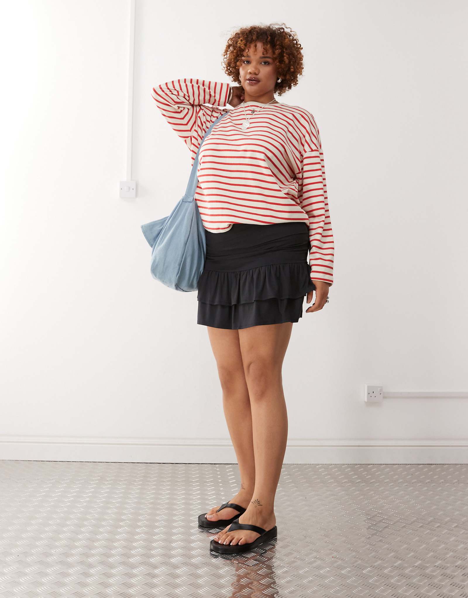 Мини-юбка COLLUSION Plus черного цвета с оборками 6090₽