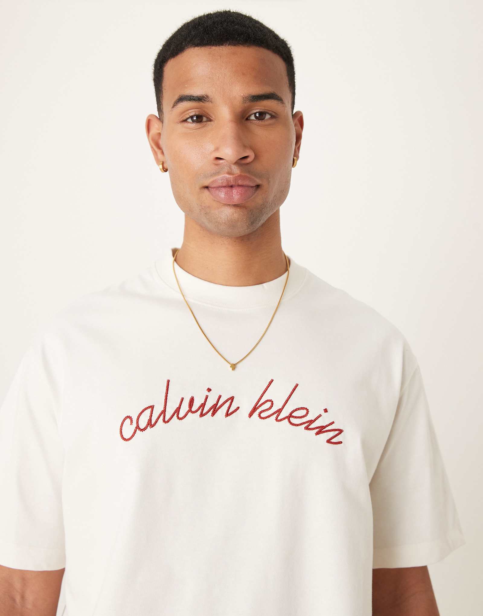 Футболка с вышитым логотипом Calvin Klein Jeans темно-белого цвета 15090₽