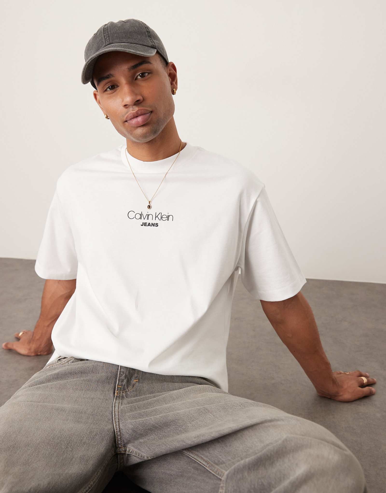 Футболка с логотипом Calvin Klein Jeans свободного кроя белого цвета 12490₽