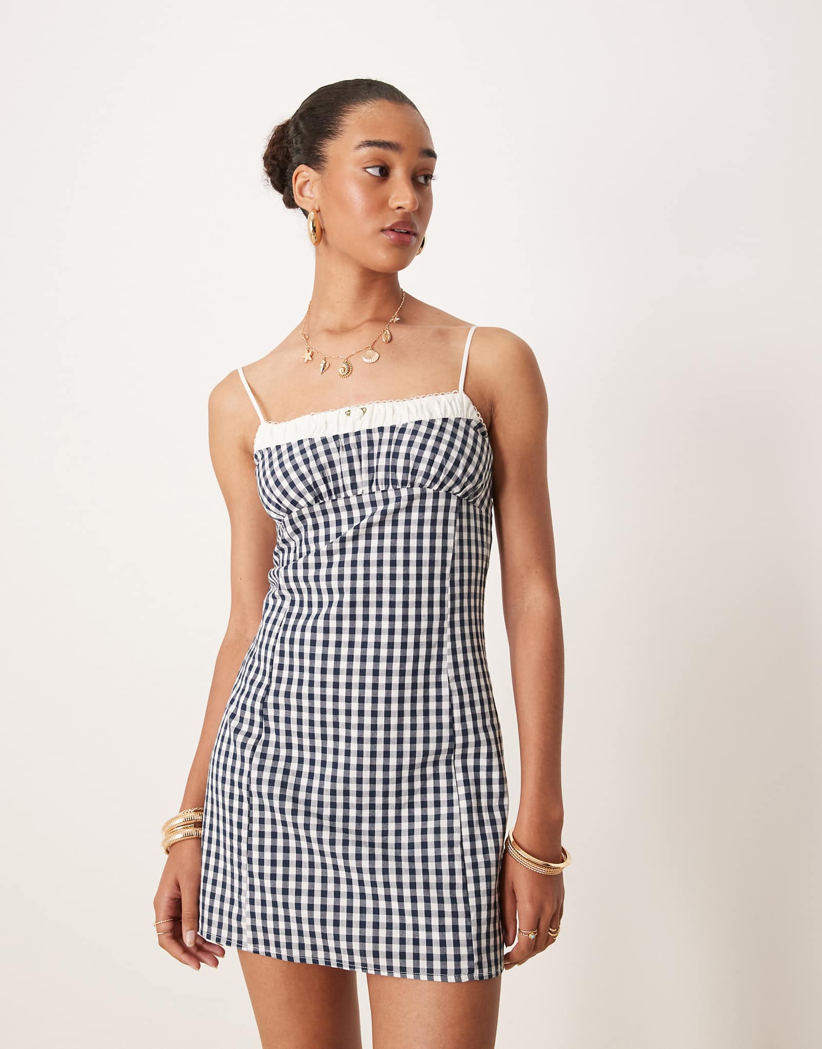 Клетчатое мини-платье на бретелях от Nia serrano черного цвета 15190₽