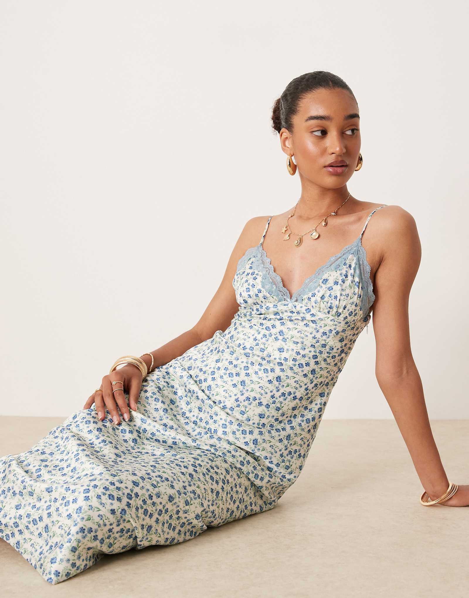 Атласное полупрозрачное платье мидакси с принтом Nia jasmine ditsy светло-голубого цвета 11490₽