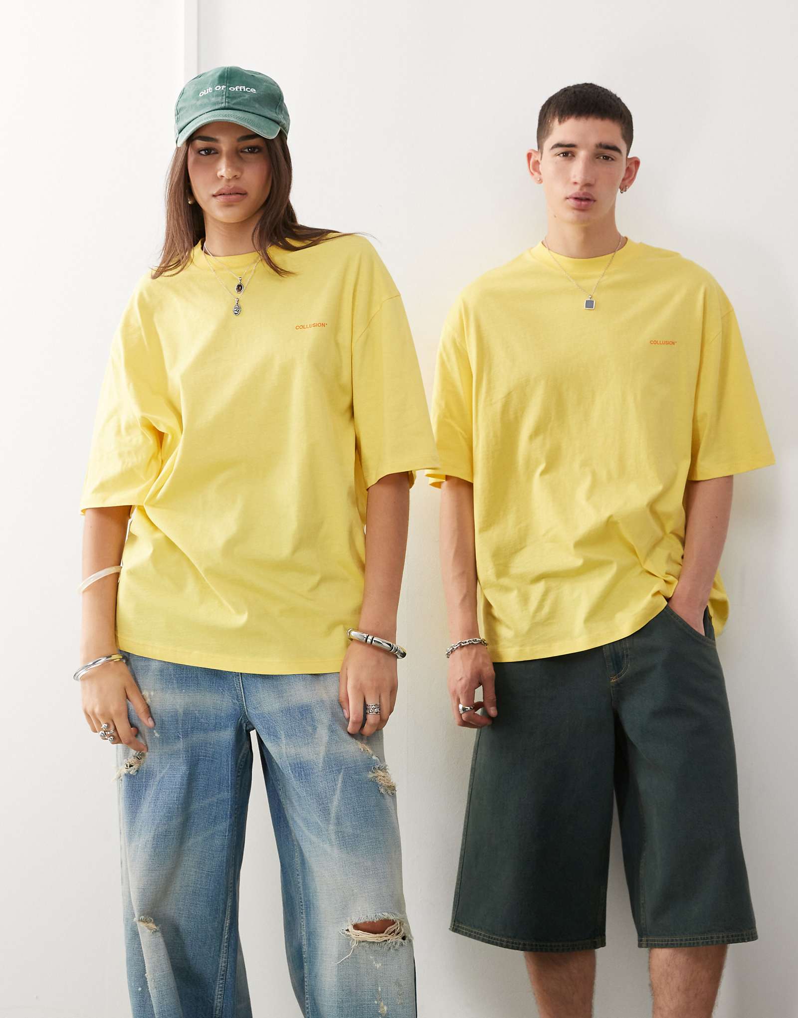 Футболка унисекс COLLUSION желтого цвета с оранжевым логотипом 3290₽