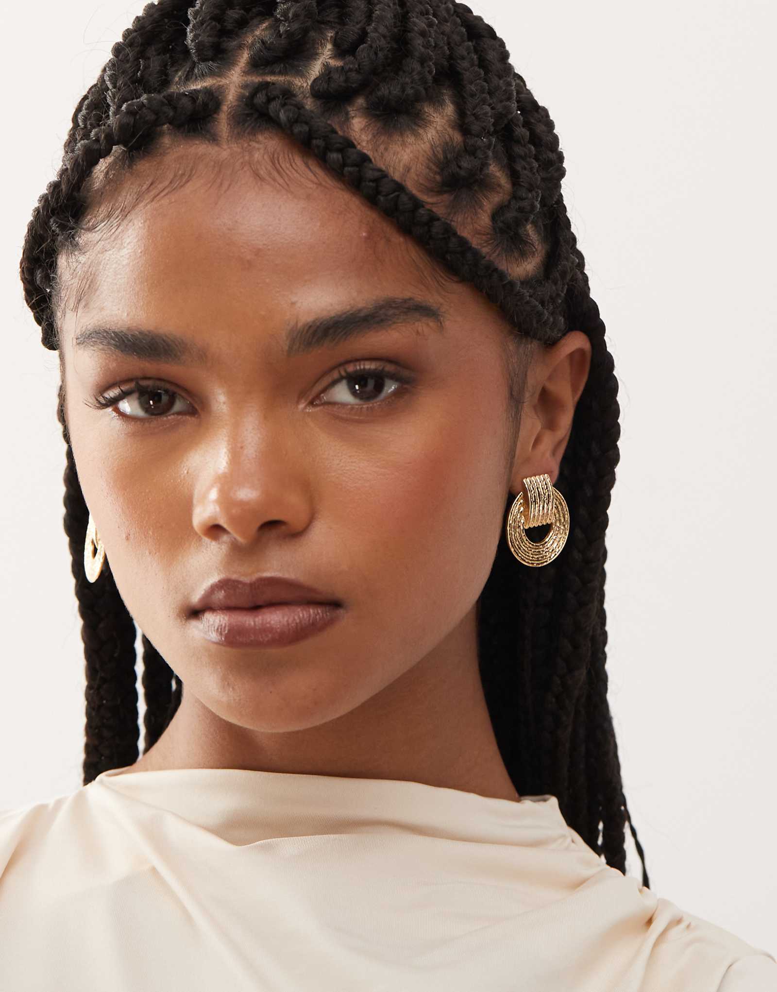 Золотые серьги-молоточки Petit Moments с текстурой дверного молотка