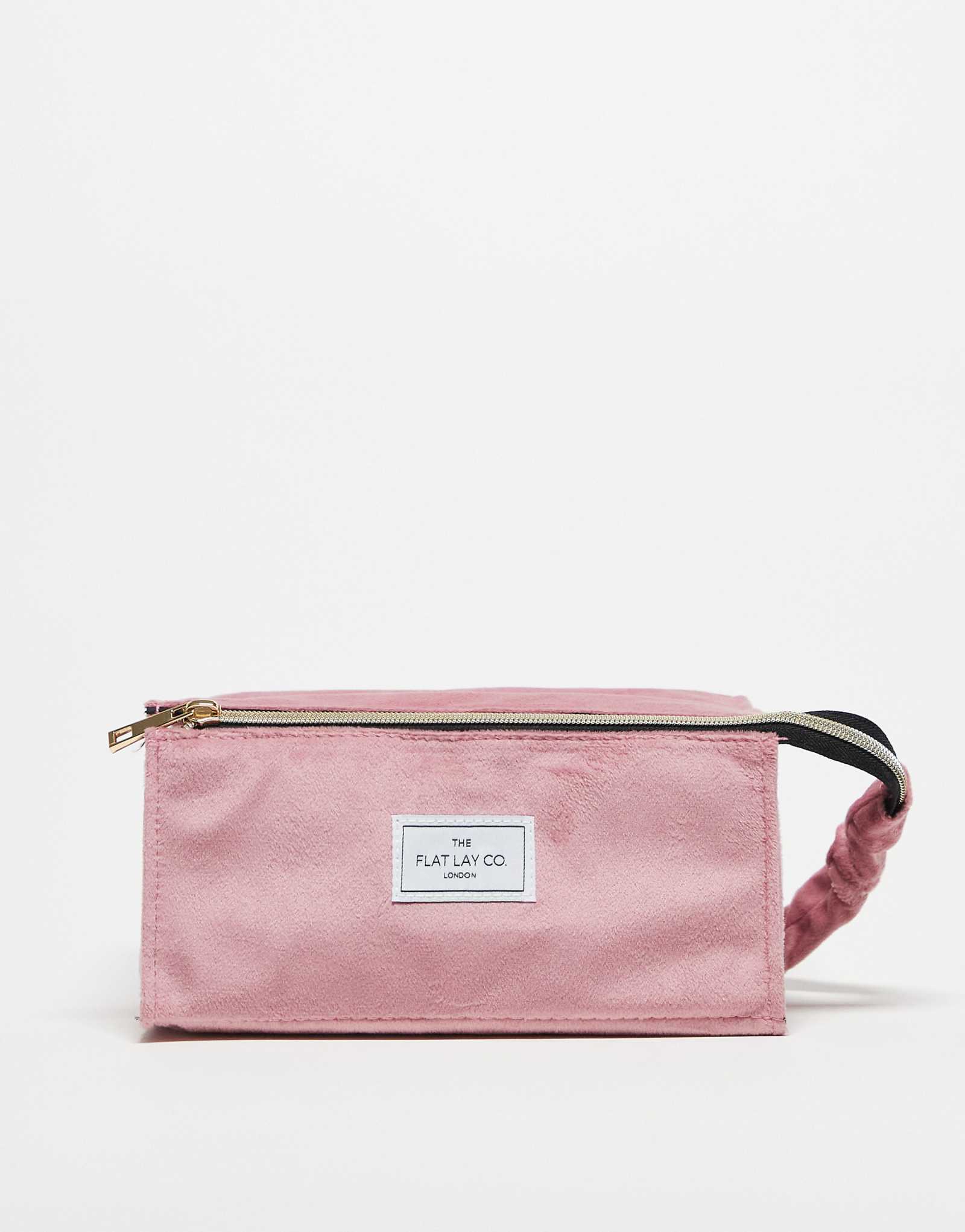 Сумка-косметичка The Flat Lay Co из розового бархата 8590₽