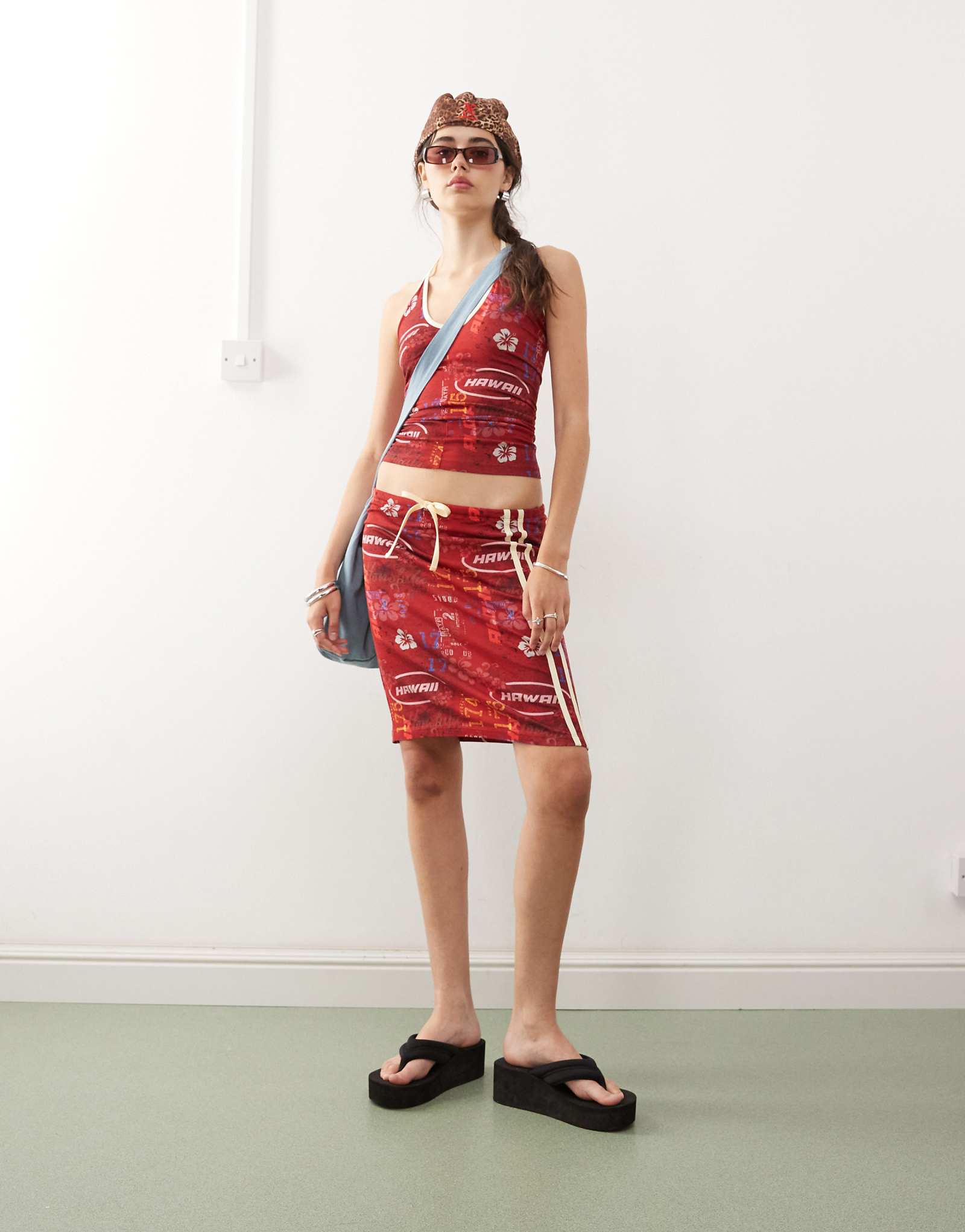 ПРИТАЛЕННАЯ юбка на завязках с принтом длиной до колен - часть комплекта 7090₽