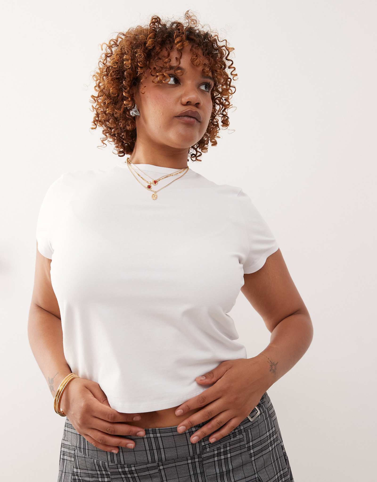 Приталенная футболка COLLUSION Plus белого цвета 3490₽