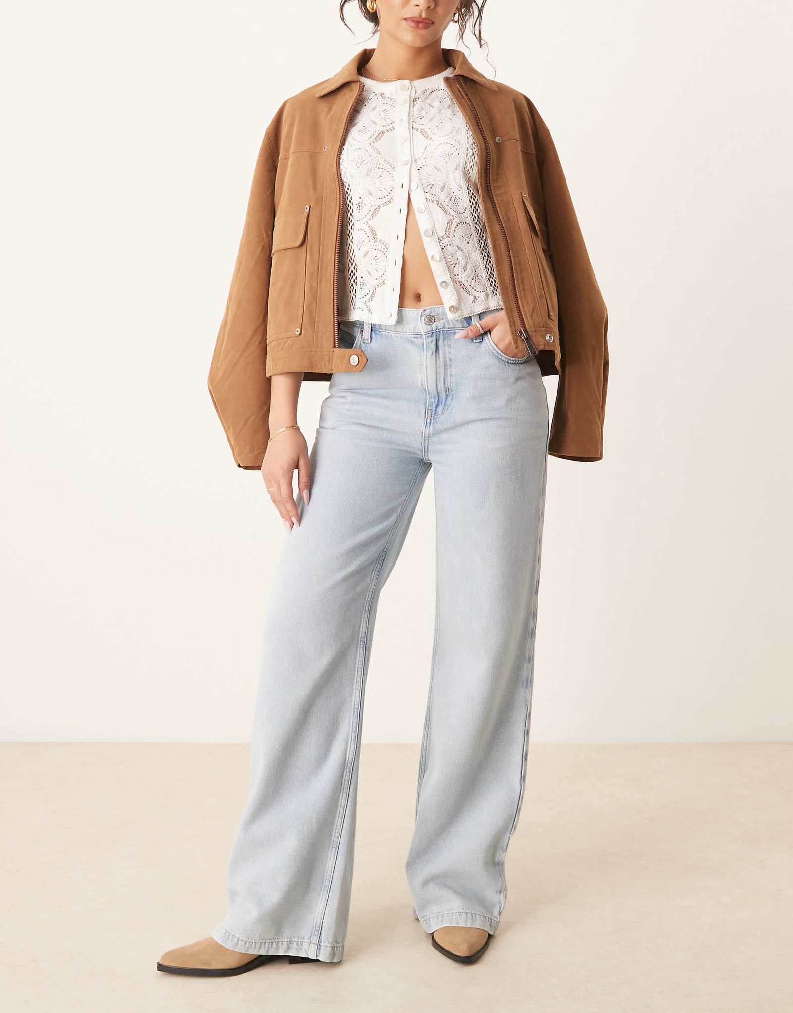 Свободные люди в джинсах прямого кроя с широкими штанинами отбеленного синего цвета 27390₽