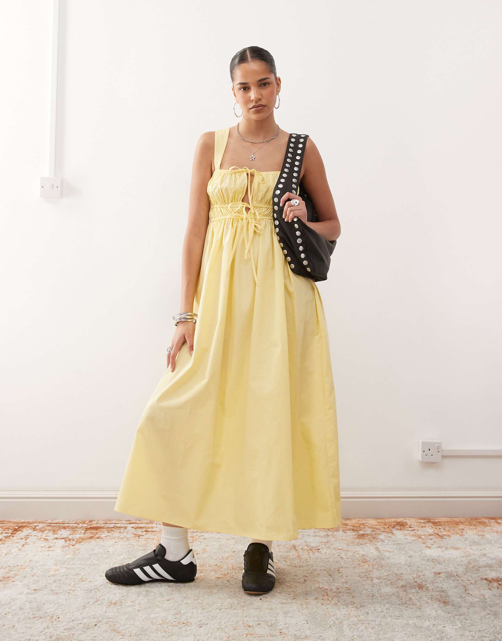 Макси-платье с завязками на шее молочно-желтого цвета 12290₽