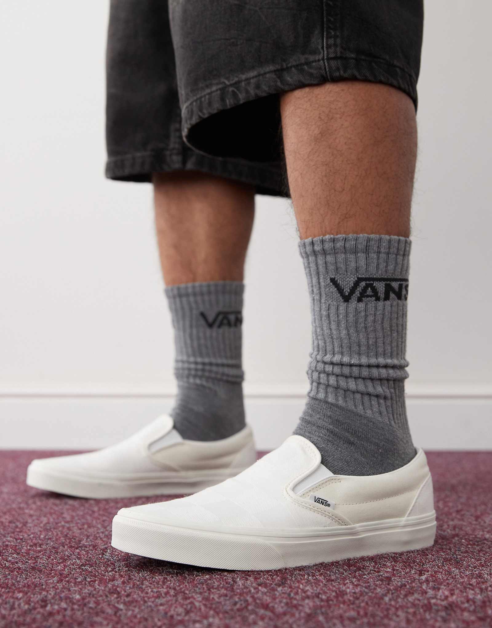 Кроссовки-слипоны Vans в белую клетку 8390₽