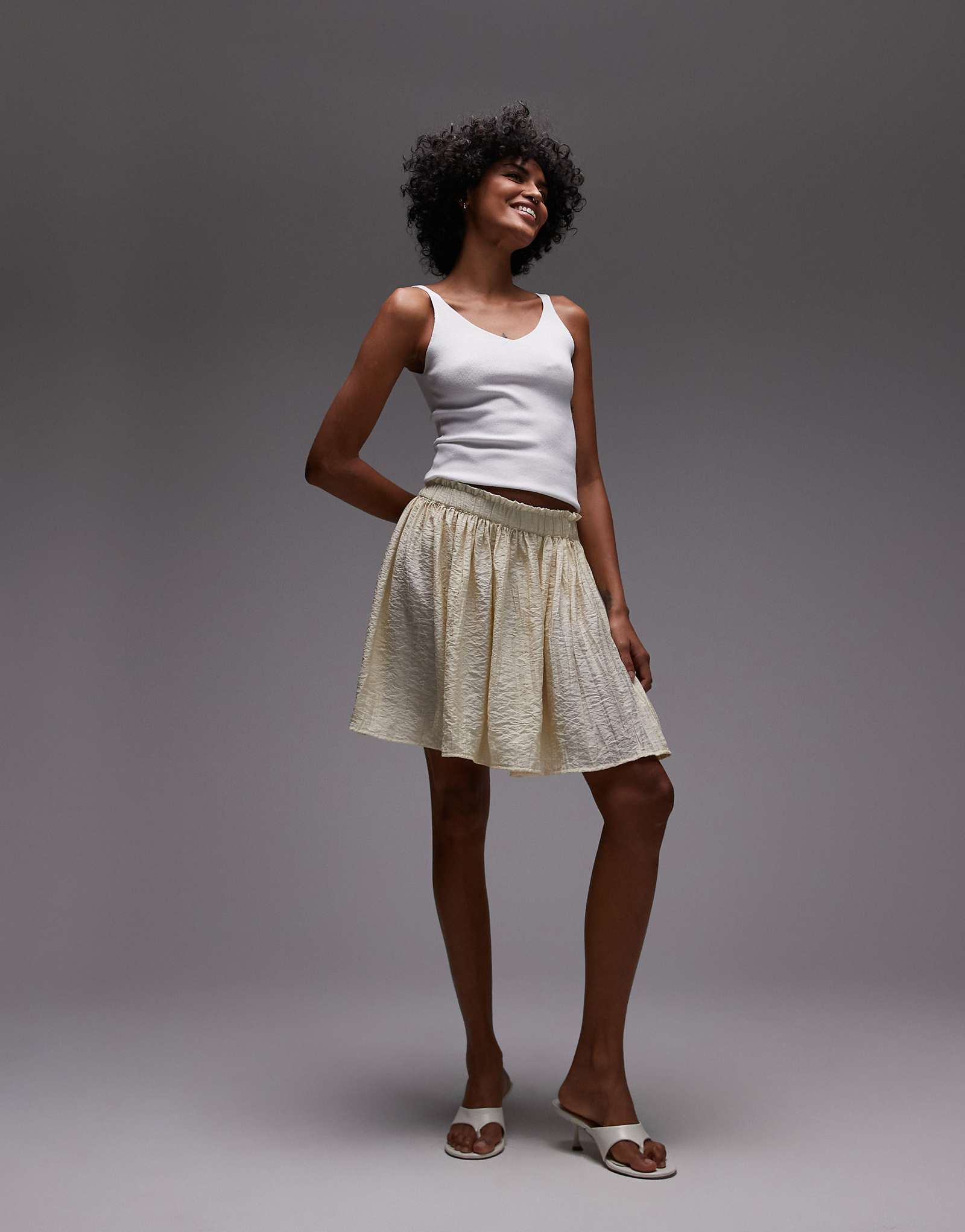 Песочная мини-юбка в складку от Topshop flippy 3690₽