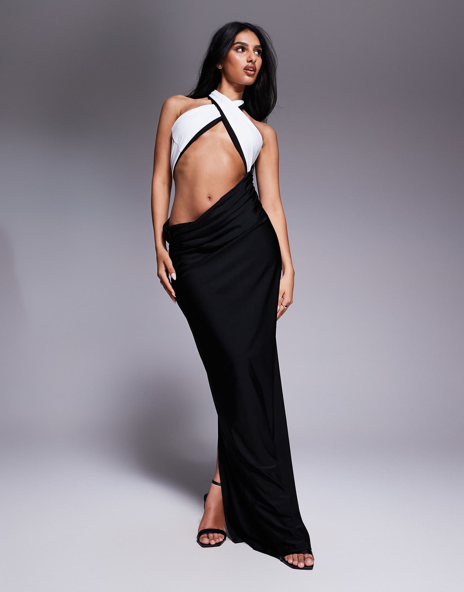 Эксклюзивное облегающее макси-платье Wanderdoll Maddison с перекрестным вырезом спереди и драпировкой по бокам черно-белое 20990₽