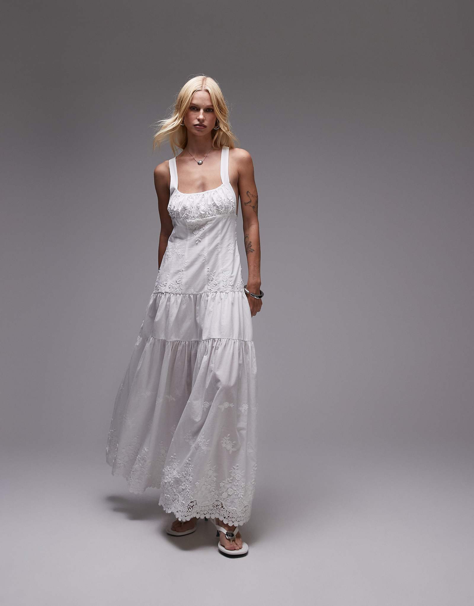 Мы выбрали миди-платье с баской на чашечке и рюшечками цвета слоновой кости