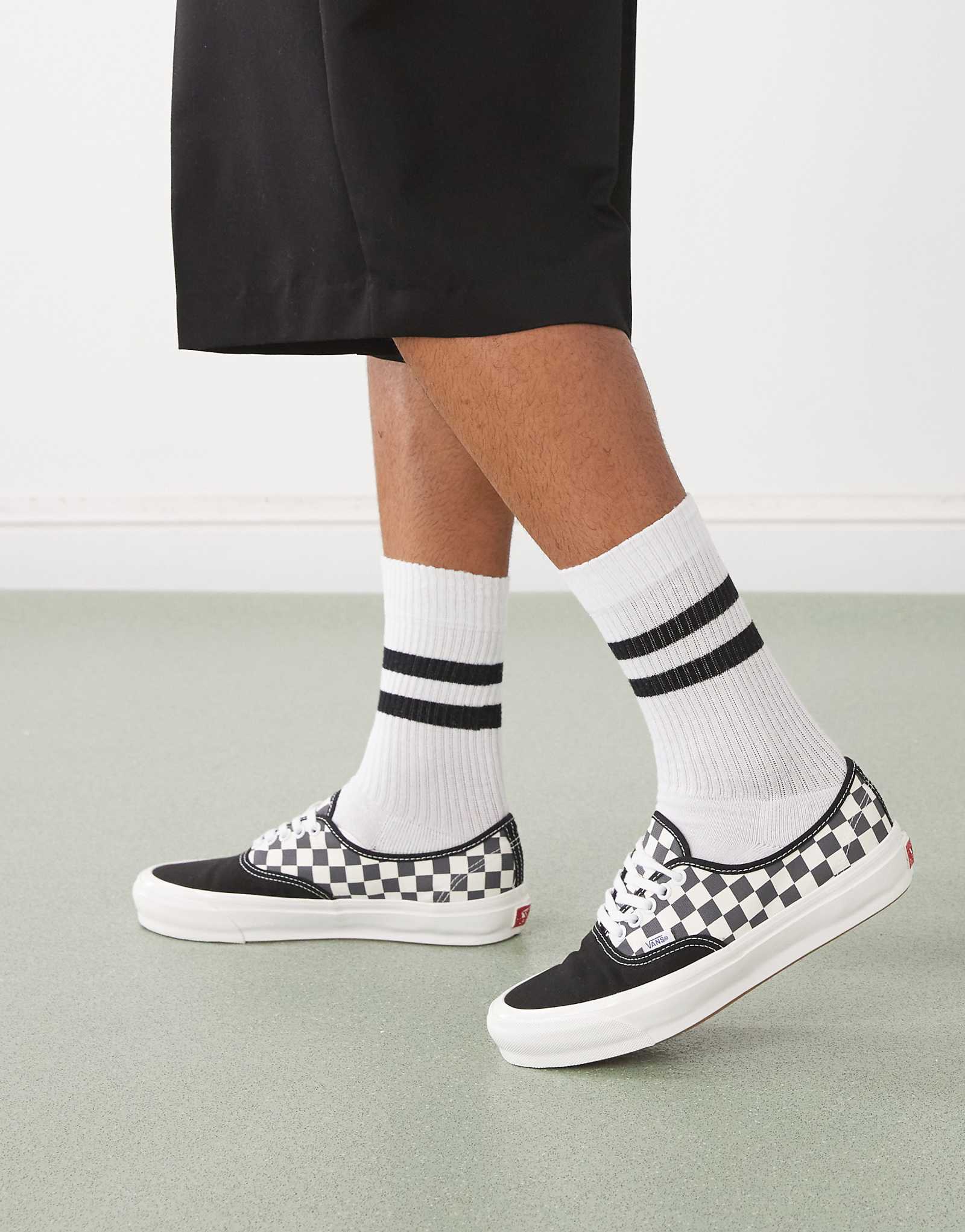 Кроссовки Vans в черно-белую клетку 16290₽