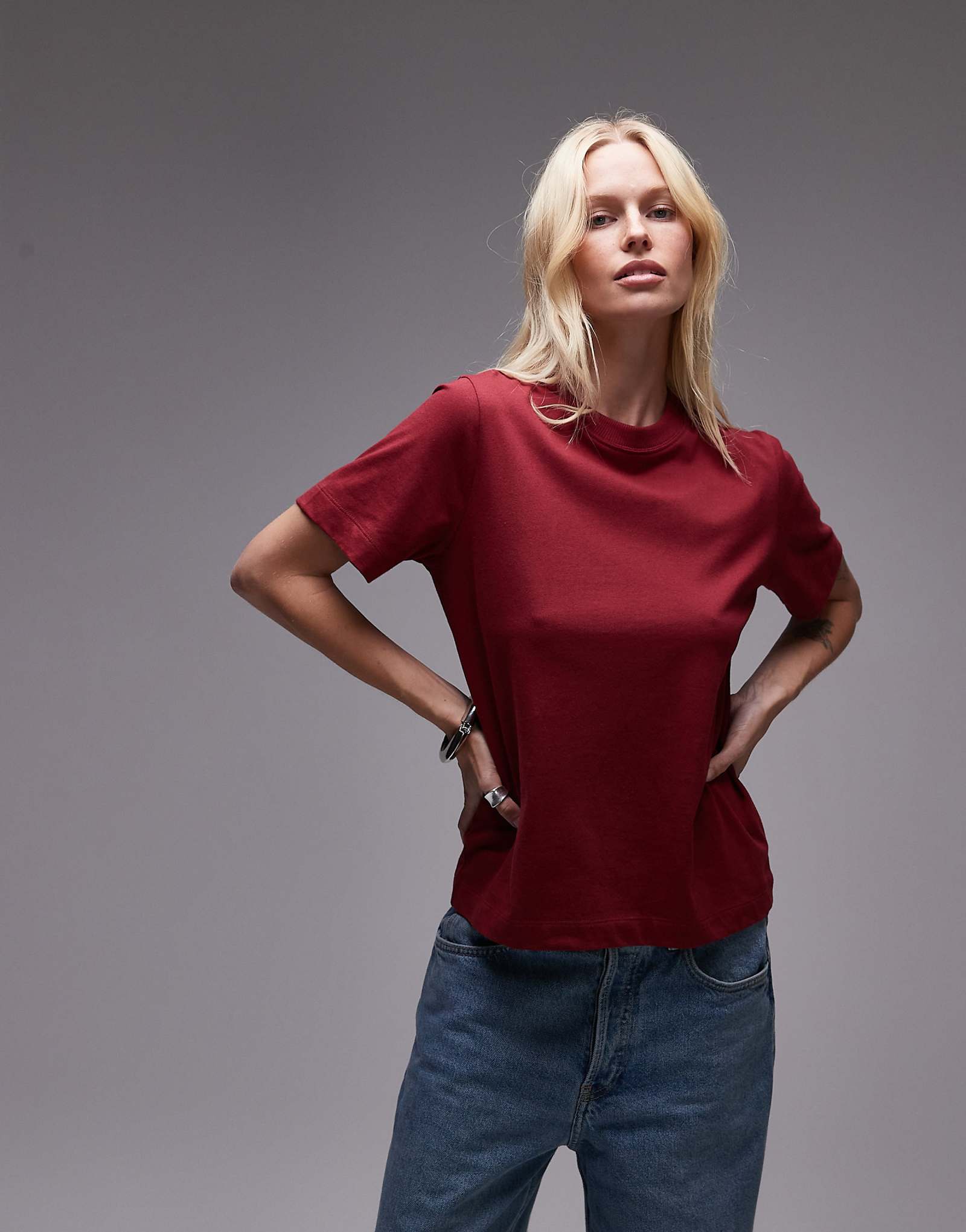 Облегающая футболка Topshop ягодно-красного цвета 4690₽