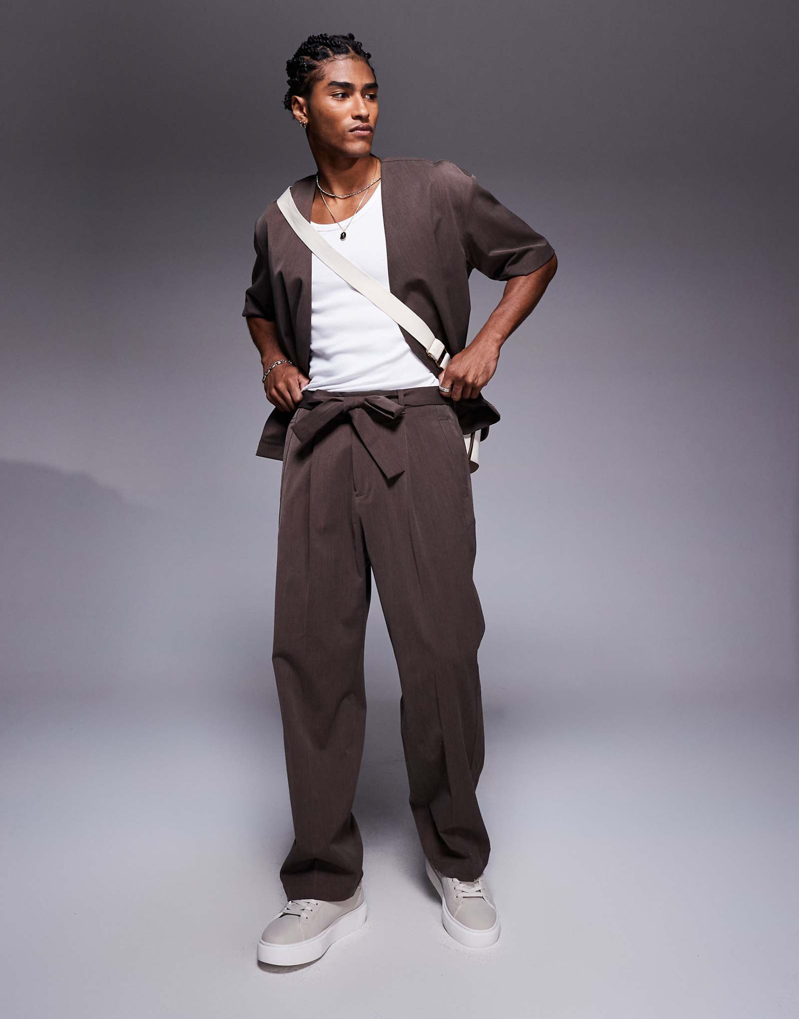 Элегантные брюки в непринужденном коричневом цвете от Couture Club - часть комплекта 19090₽