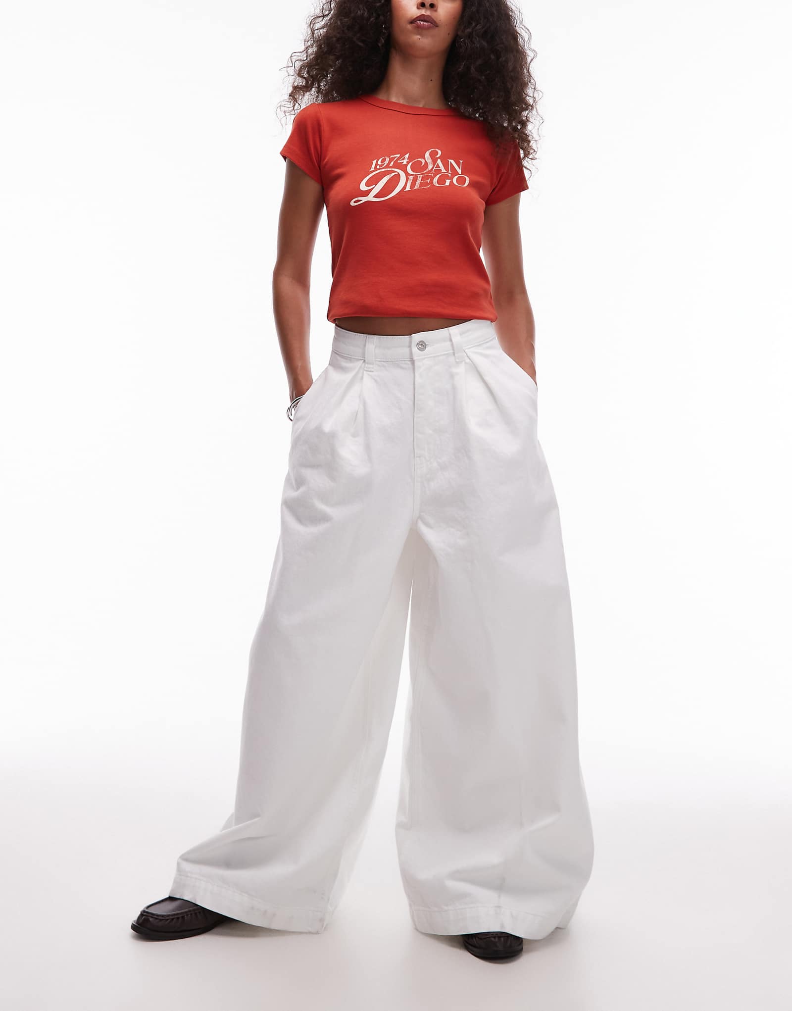 Экстремально широкие джинсы Topshop белого цвета 17390₽