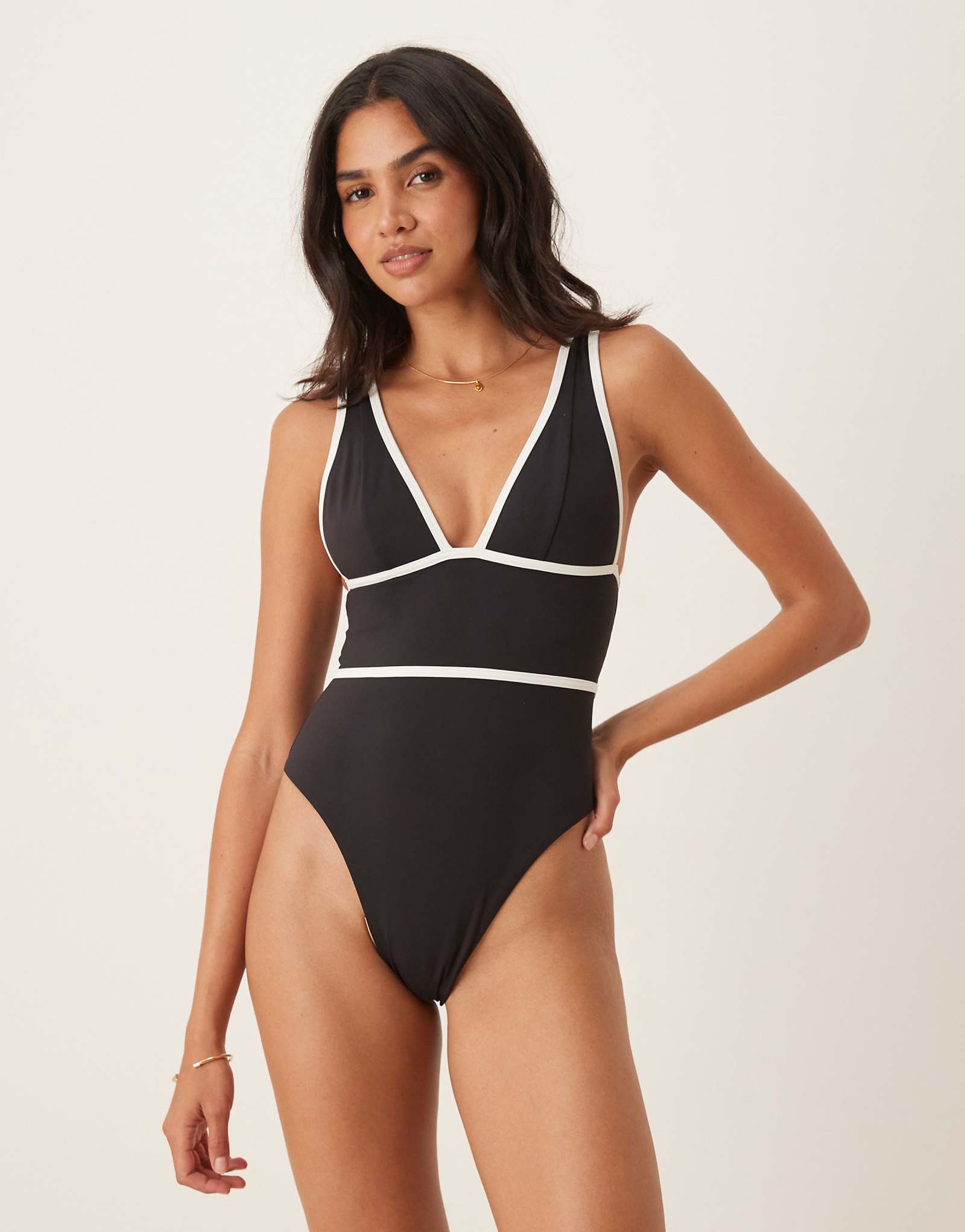 Контрастный глубокий купальник Tala черного цвета 18290₽