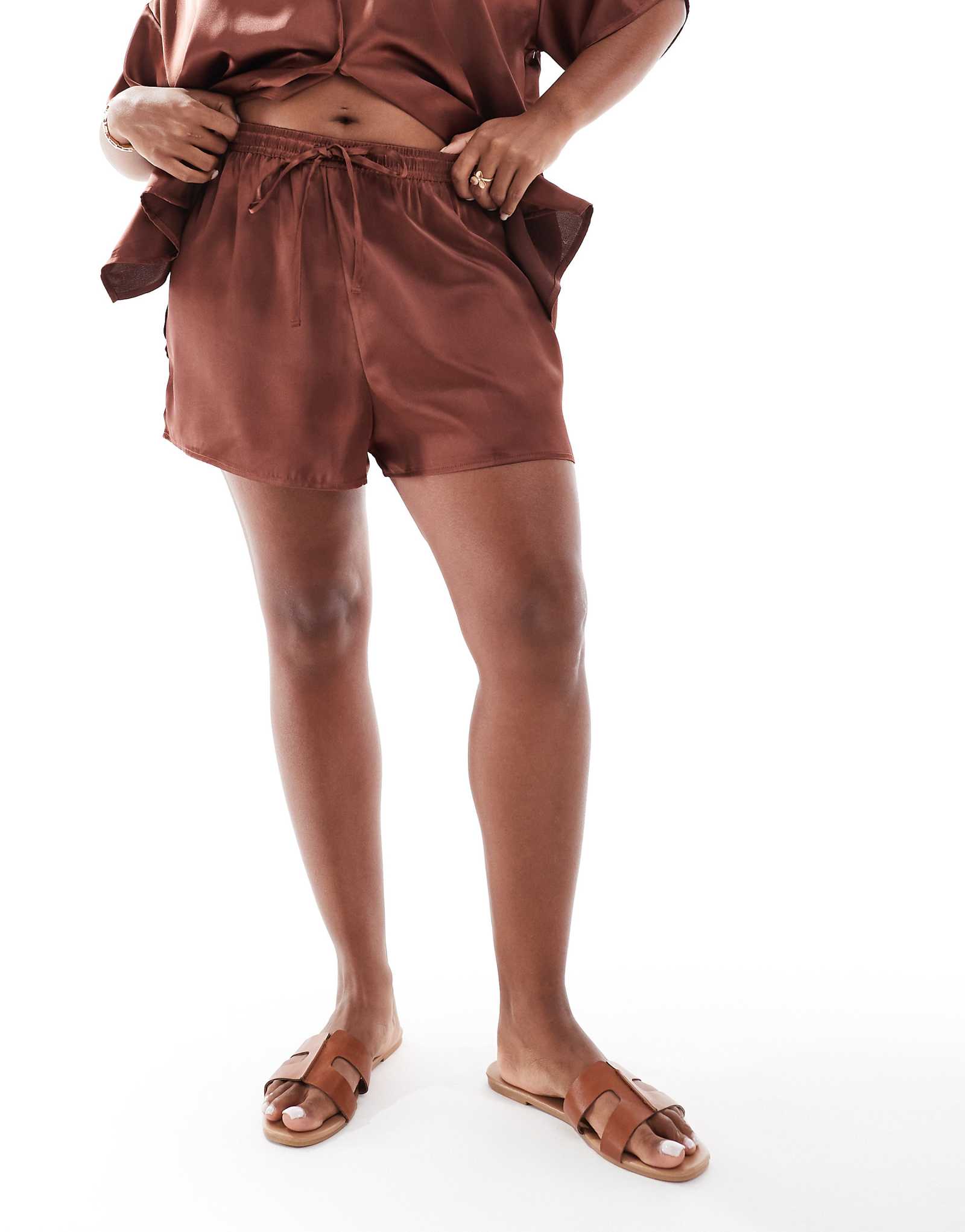 Атласные шорты ASOS DESIGN Curve коричневого цвета - часть комплекта