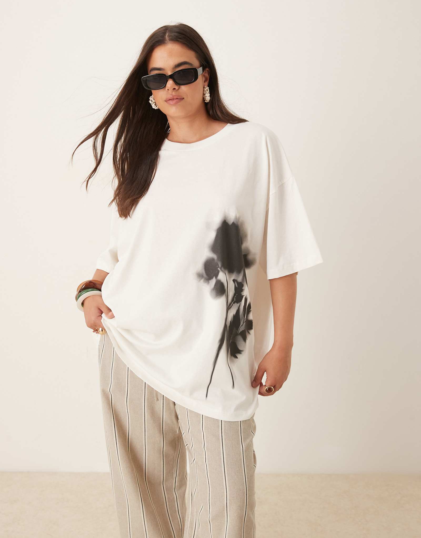 Футболка ASOS DESIGN Curve оверсайз кремового цвета с размытым цветочным рисунком 5090₽