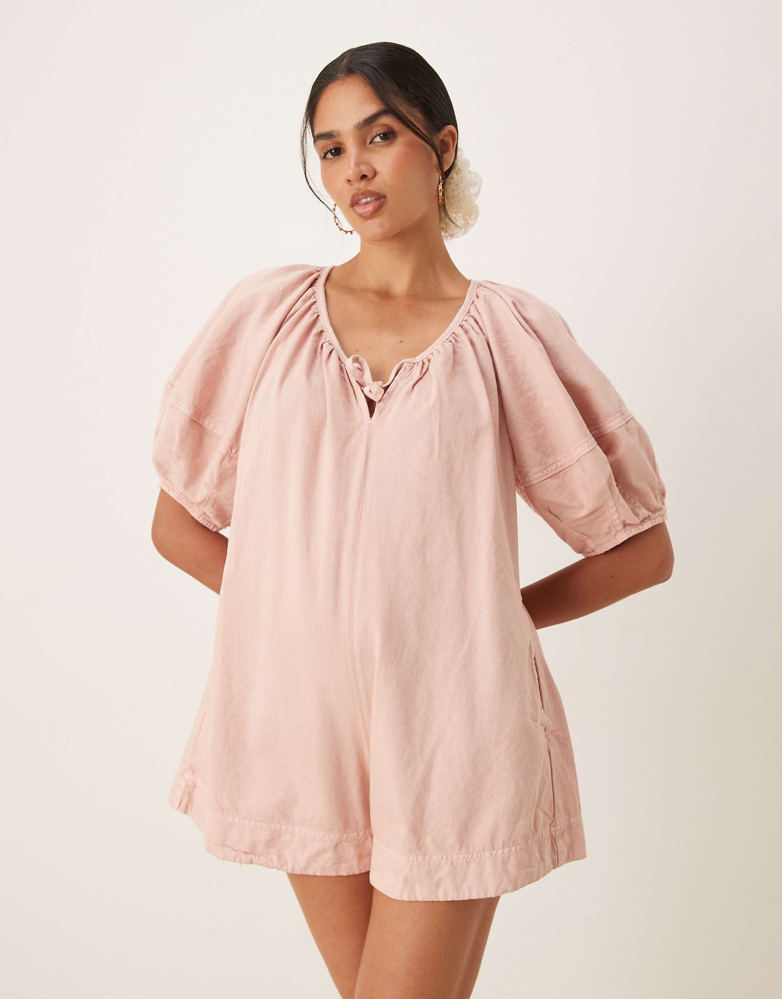 Дизайнерский комбинезон из мягкой джинсовой ткани ASOS с рукавами-баллонами розового цвета 10790₽