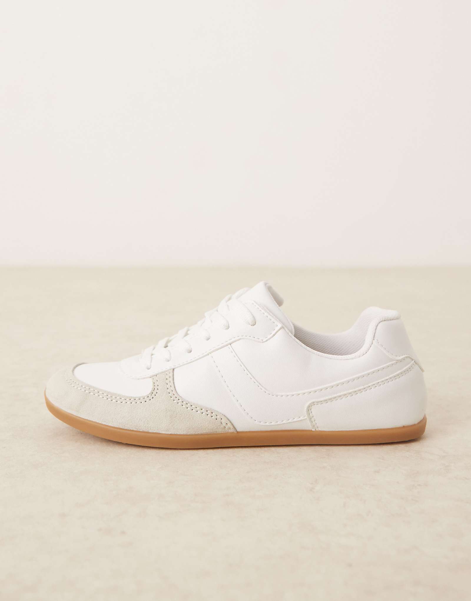 Изящные кроссовки ASOS DESIGN на шнуровке белого цвета 10190₽