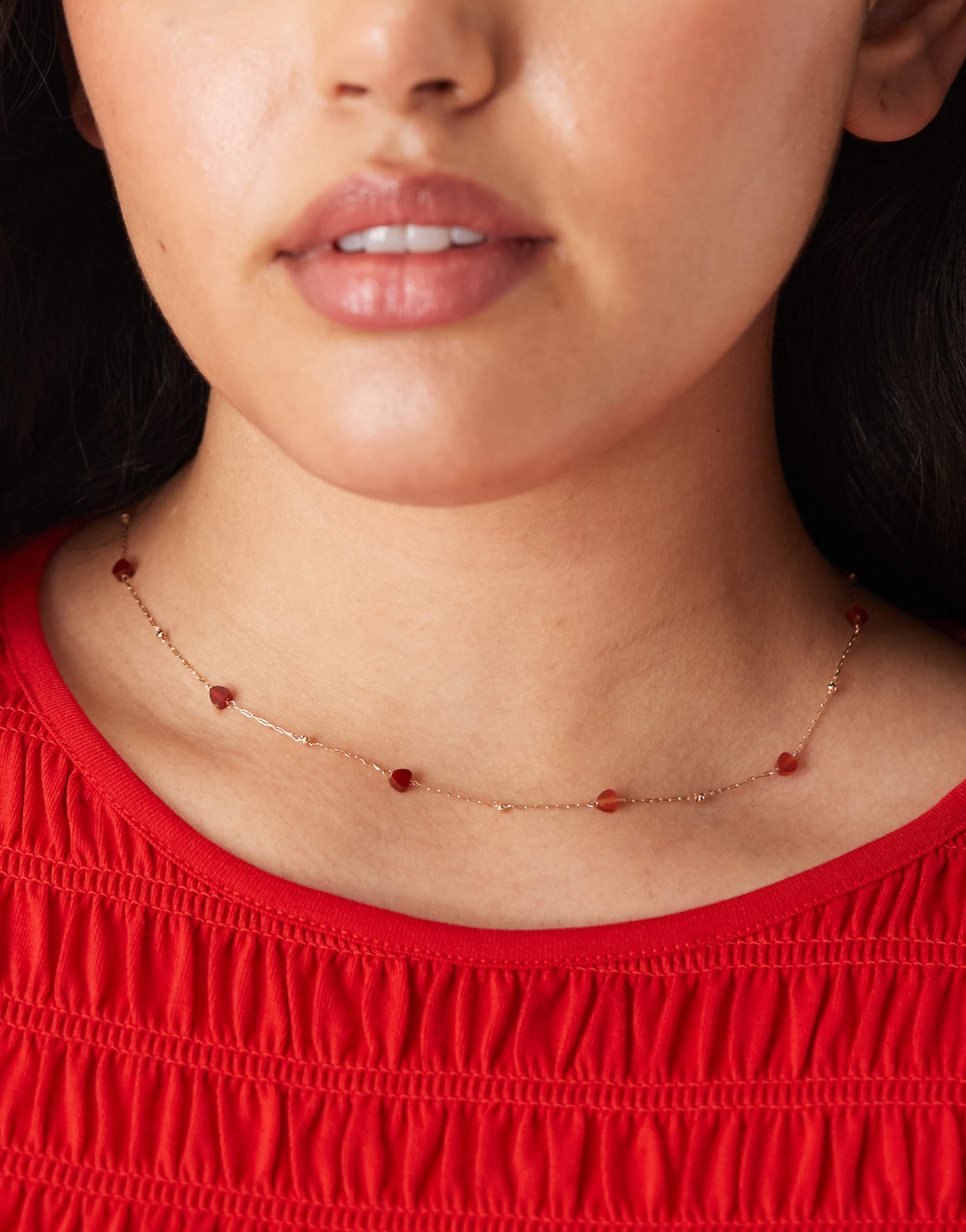 Колье ASOS DESIGN Curve с тонкой золотой цепочкой и красными полудрагоценными камнями в виде сердечек 3490₽