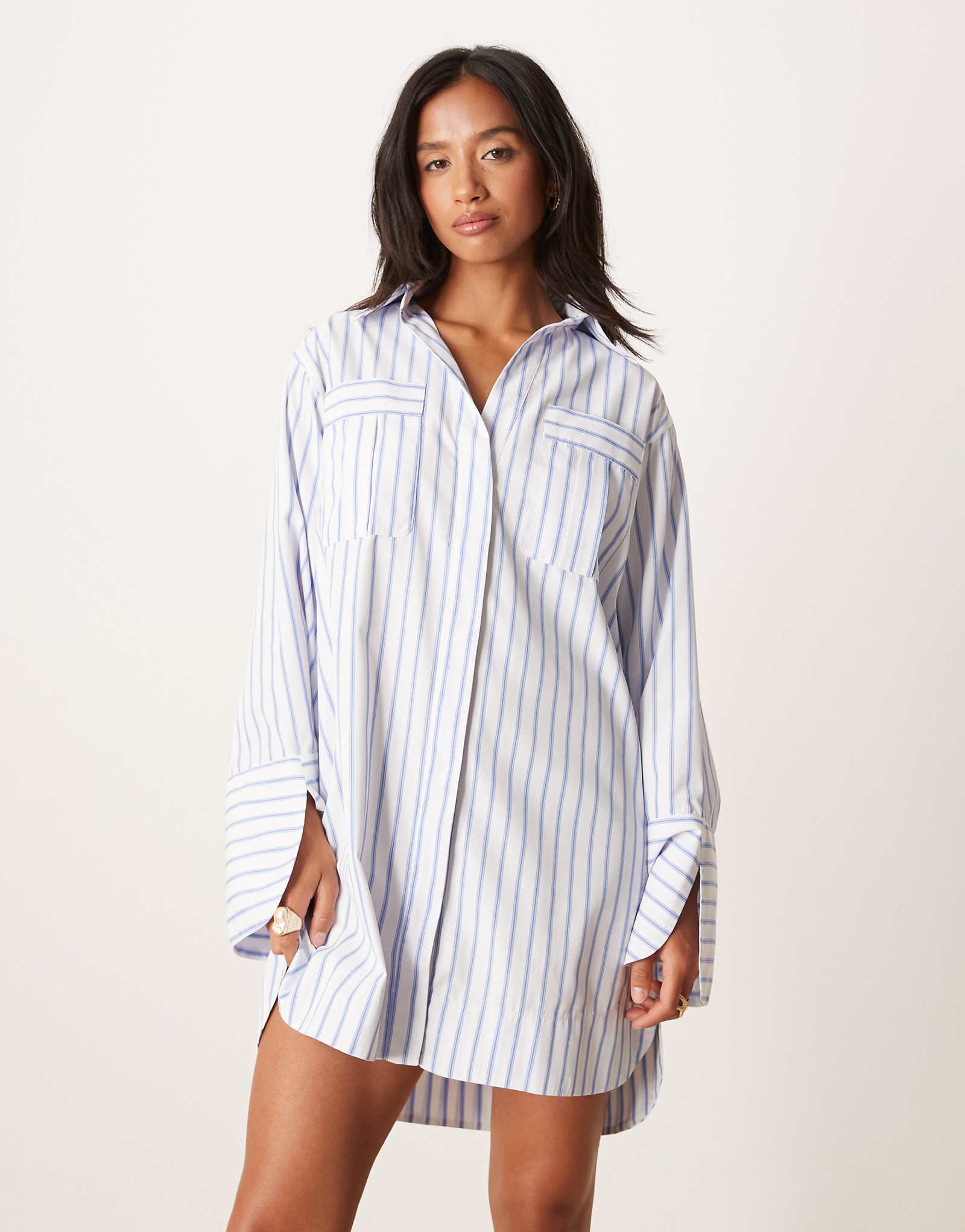 ДИЗАЙНЕРСКОЕ миниатюрное мини-платье-рубашка ASOS с широкими манжетами и большими карманами в синюю полоску