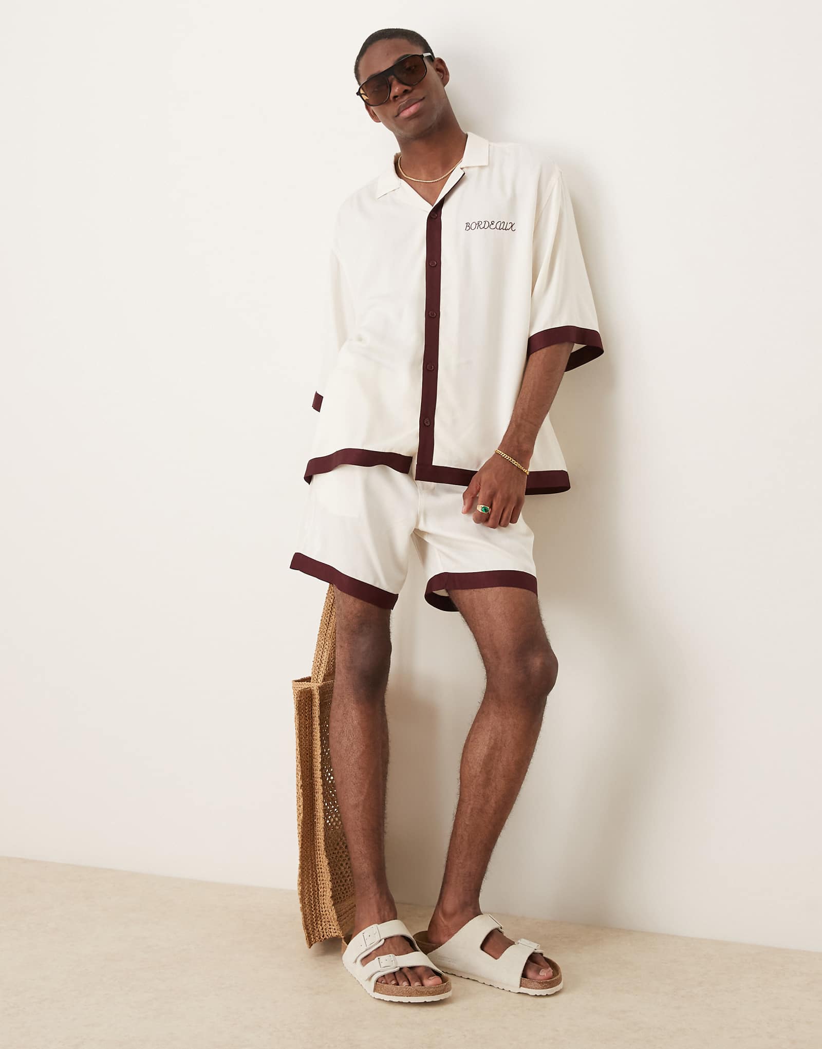 ДИЗАЙНЕРСКИЕ шорты ASOS средней длины с бежевым принтом по краям - часть комплекта 6390₽