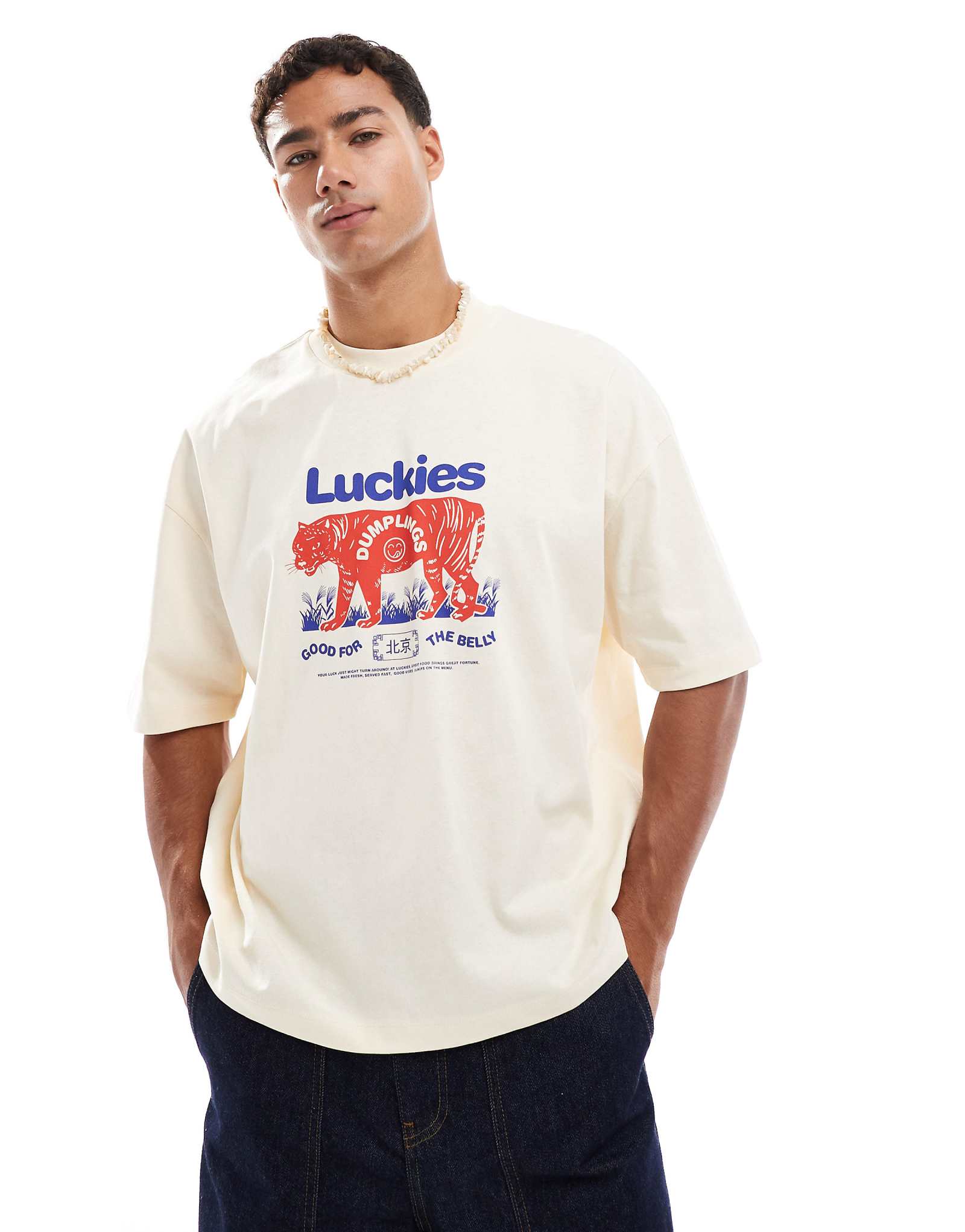 ДИЗАЙНЕРСКАЯ футболка оверсайз в клетку от ASOS с сувенирной графикой кремового цвета 4690₽