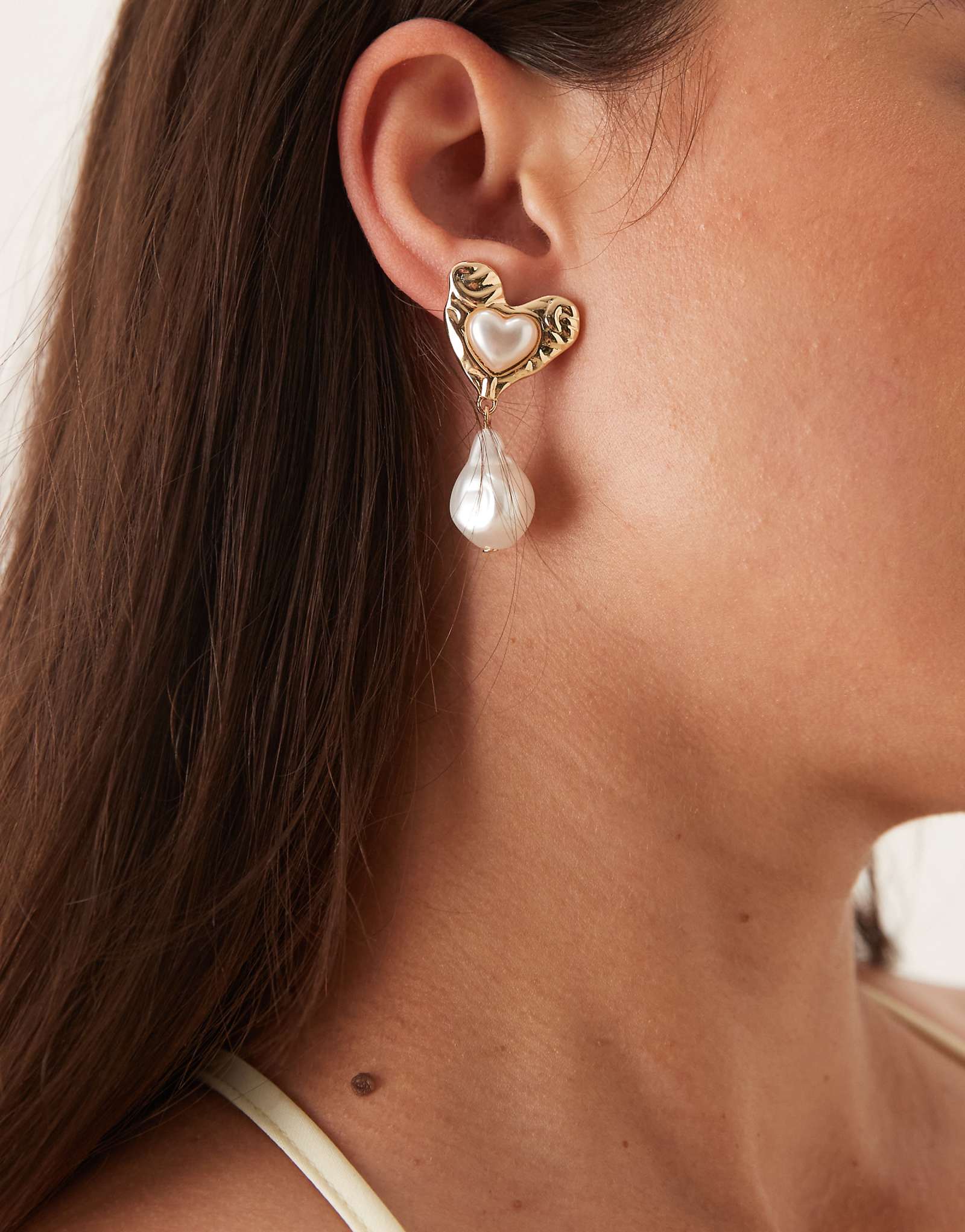 ДИЗАЙНЕРСКИЕ серьги-гвоздики ASOS в виде текстурированного сердечка с каплей искусственного жемчуга золотого оттенка 2190₽