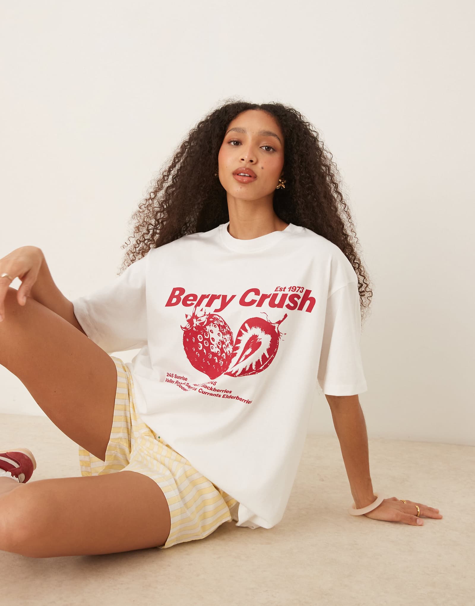 ДИЗАЙНЕРСКАЯ футболка оверсайз от ASOS с рисунком berry crush белого цвета 2790₽