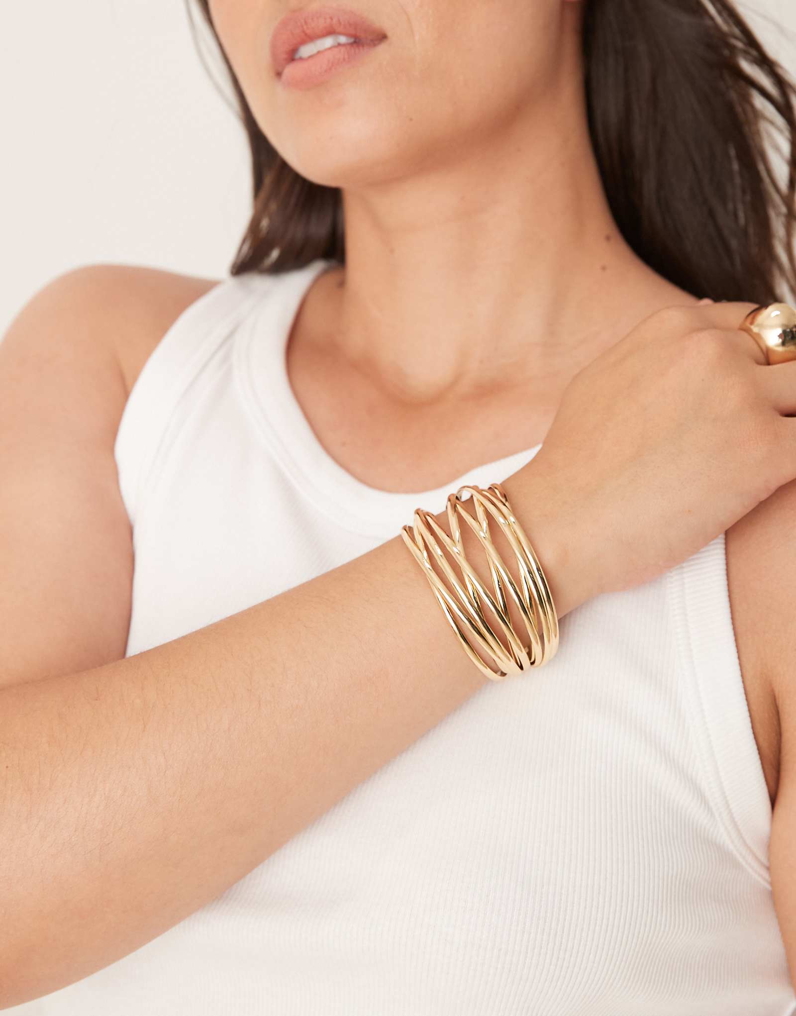 Браслет-манжета ASOS DESIGN Curve с проволочным узором золотого оттенка