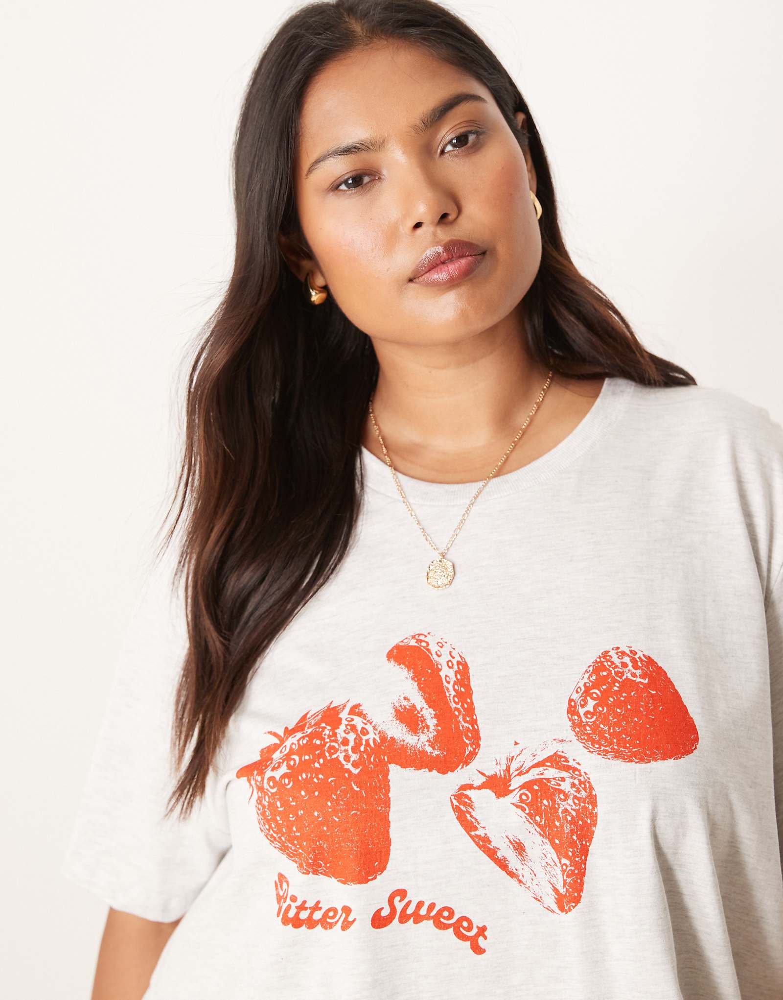 Футболка ASOS DESIGN Curve regular fit с изображением клубники из тонкого льда 4690₽