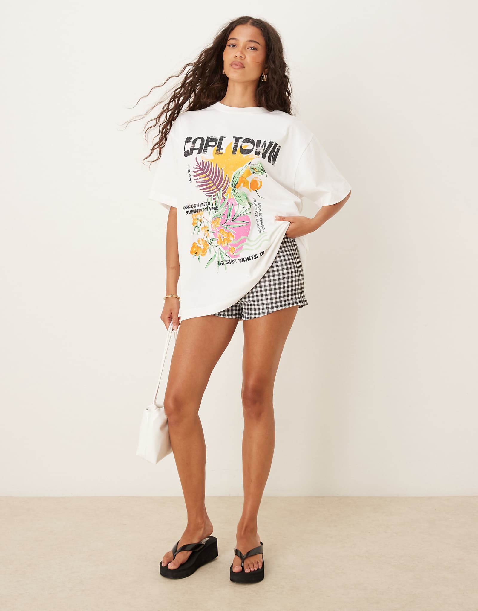 ДИЗАЙНЕРСКАЯ футболка оверсайз от ASOS с изображением Кейптауна кремового цвета 2590₽