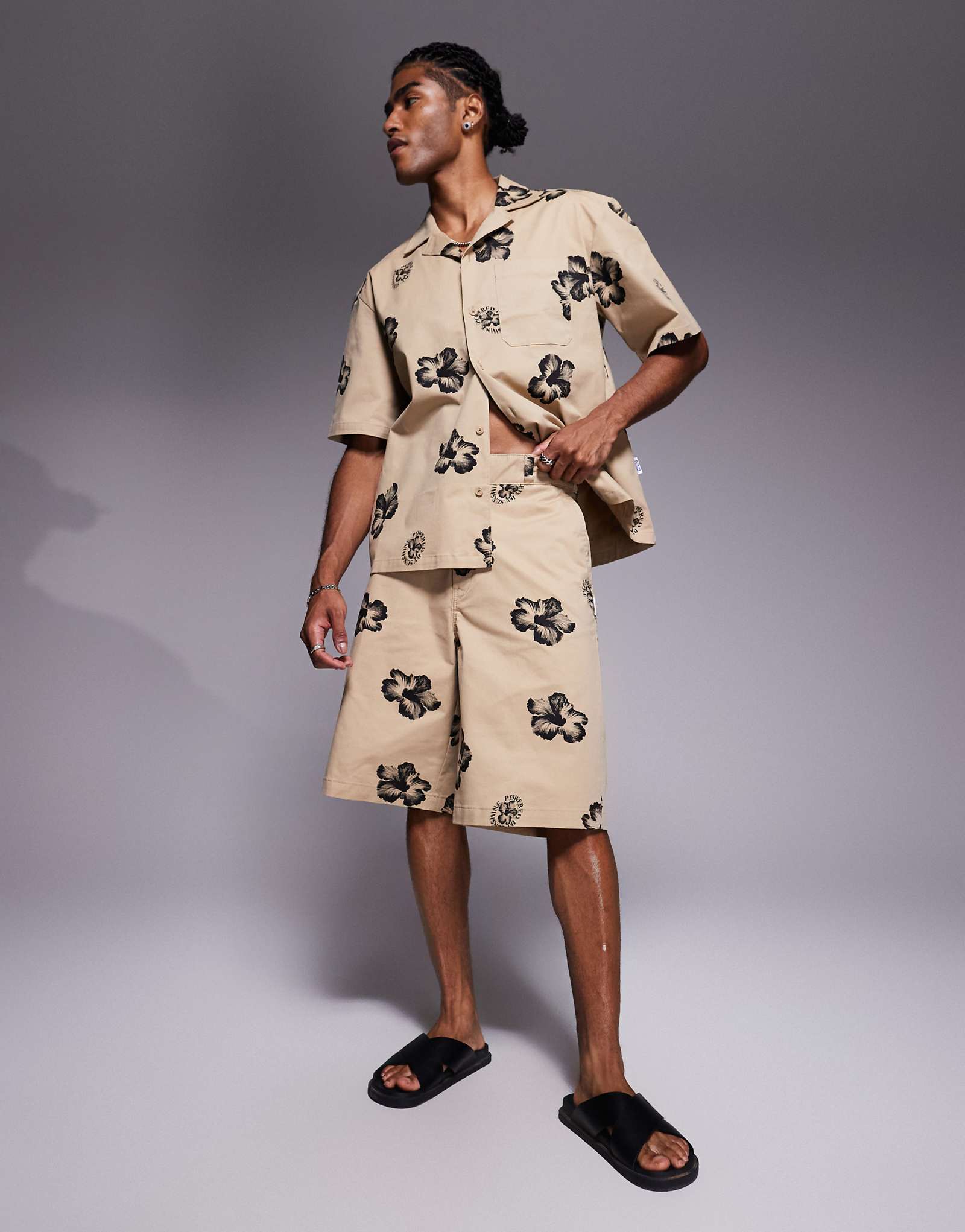 Синие мешковатые шорты HUGO коричневого цвета с цветочным принтом - часть комплекта 18290₽