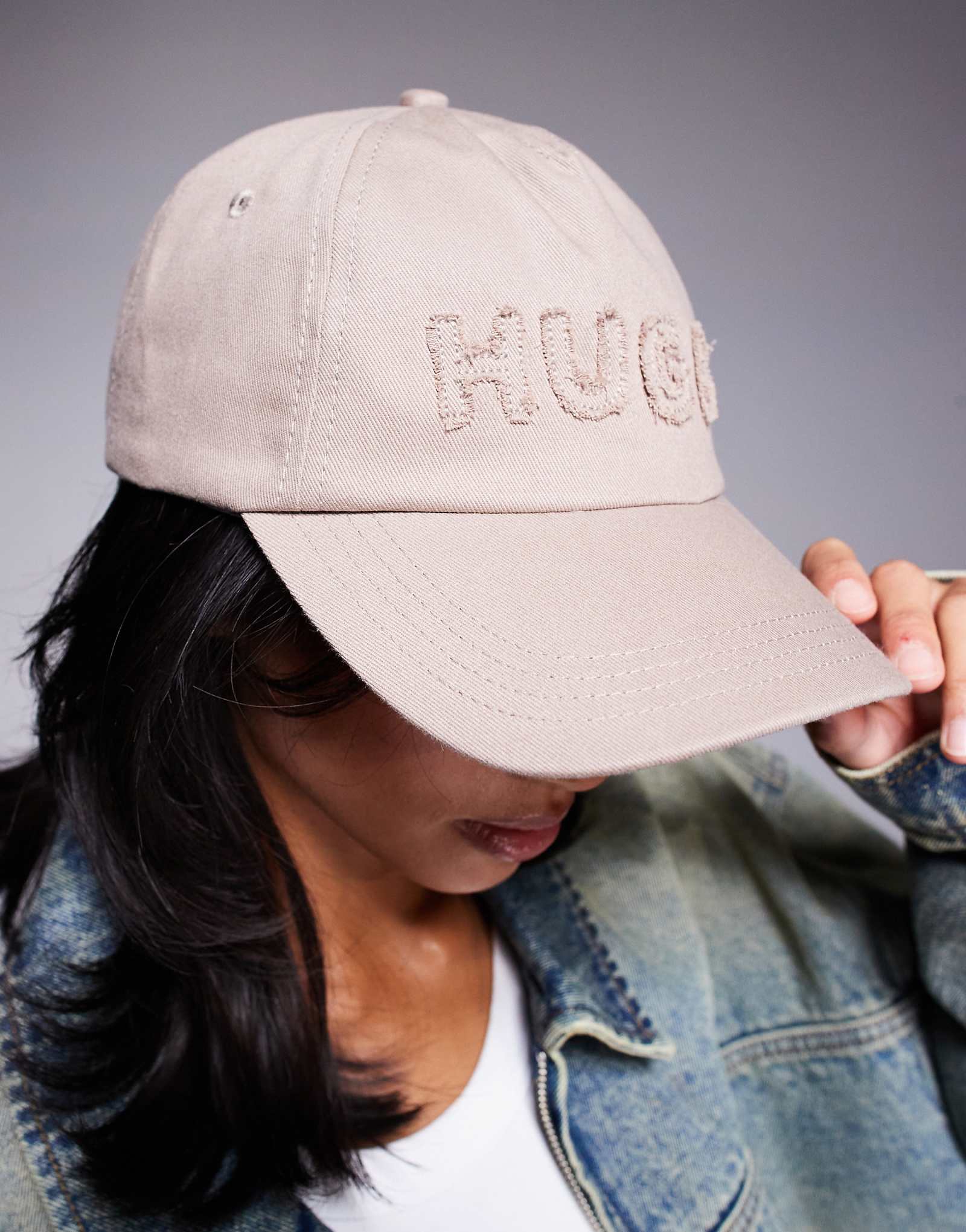 Бейсболка с логотипом HUGO Red icon бежевого цвета 8490₽