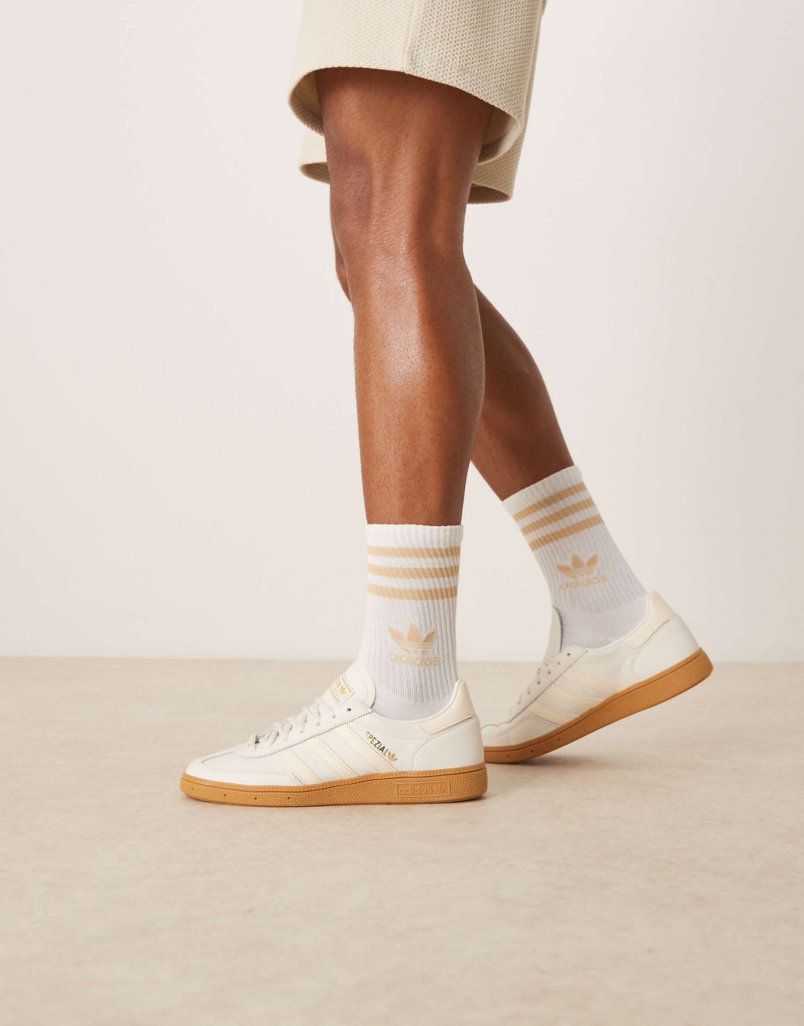 Специальные кроссовки adidas Originals для гандбола белого и бежевого цветов