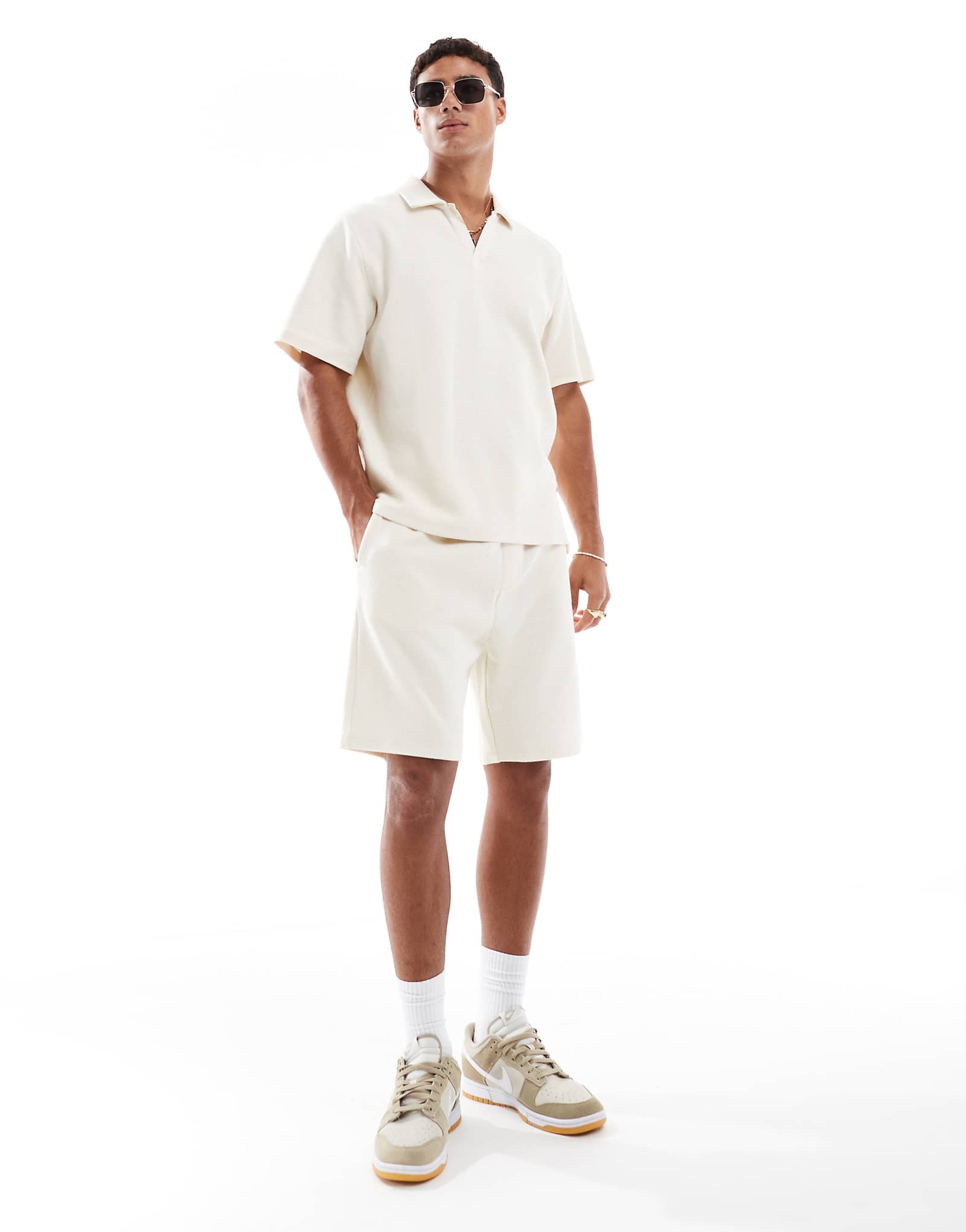 Фактурная рубашка-поло с открытым воротом и шорты Jack -Jones темно-белого цвета 16490₽