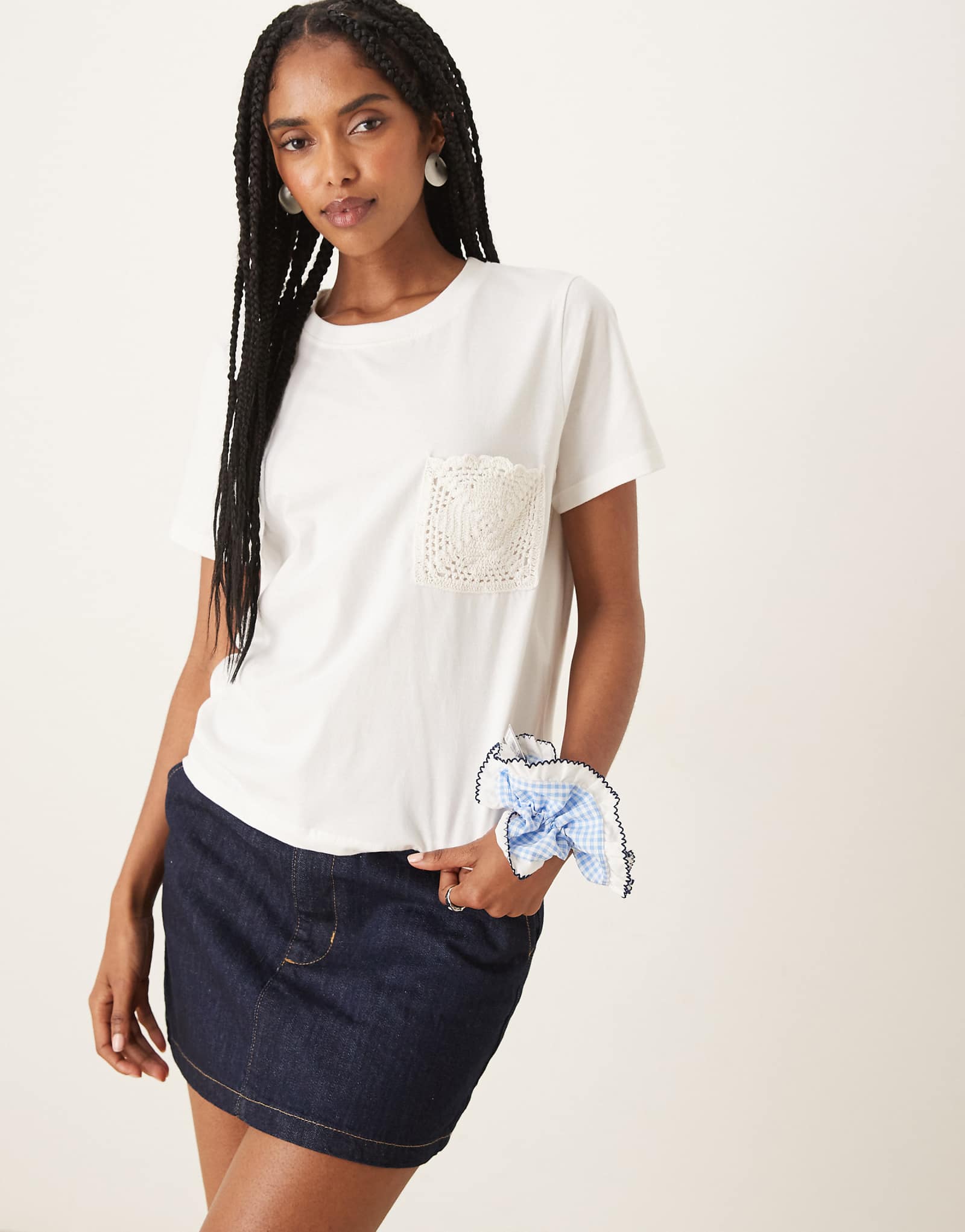 Белая футболка с карманами выполненная крючком от JDY 6690₽