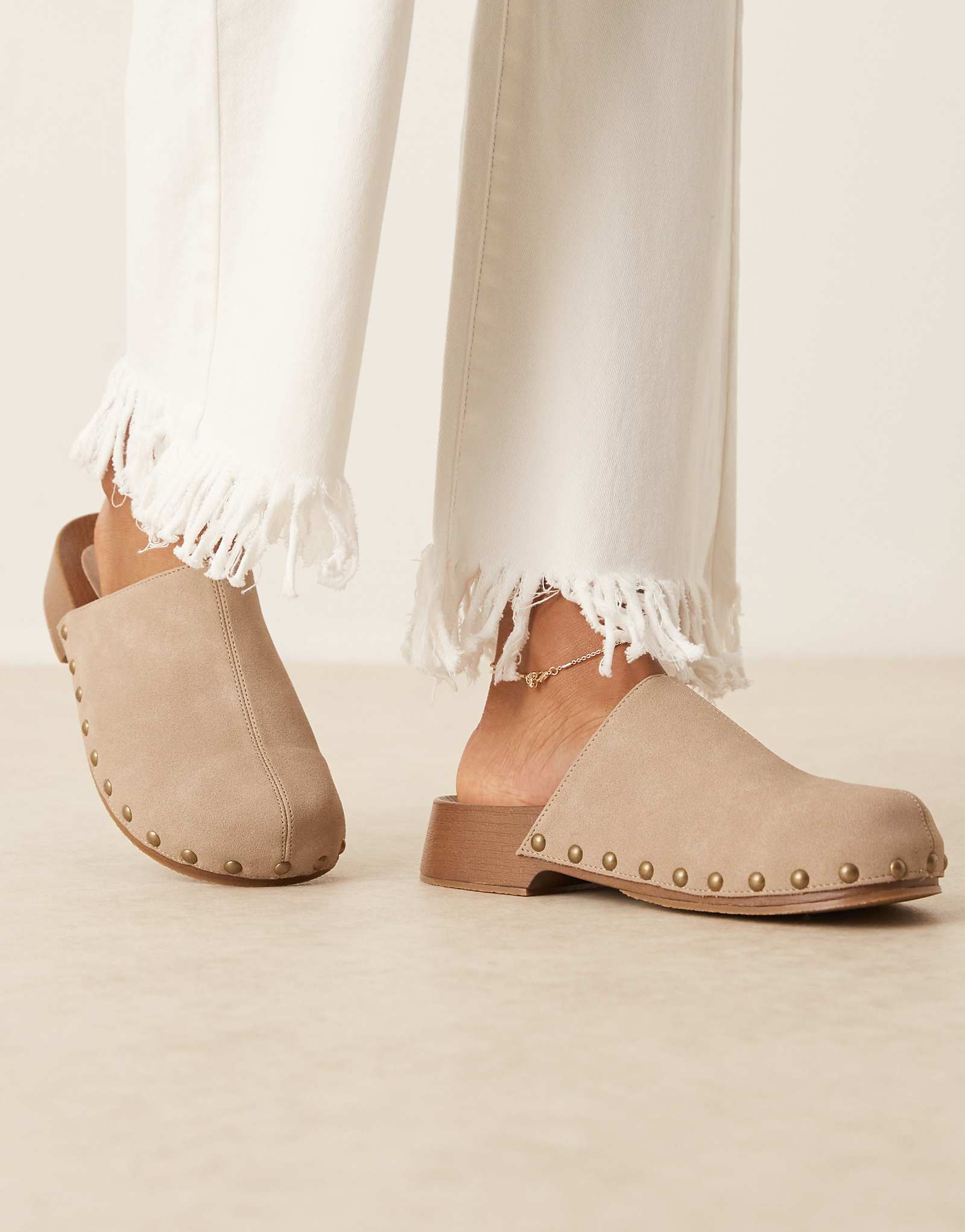 Гламурные сабо mule с заклепками темно-серого цвета 7490₽