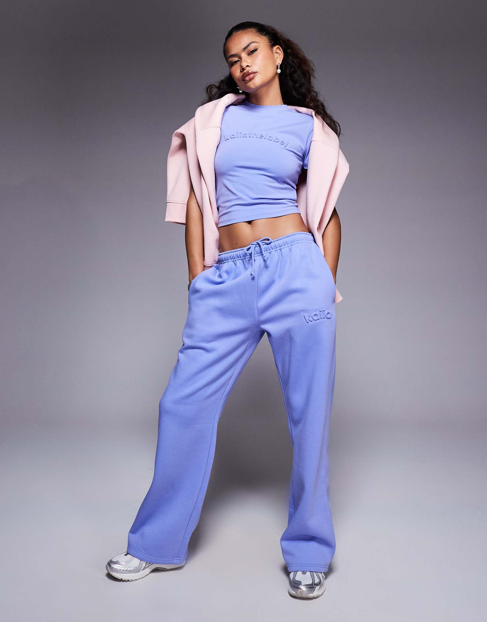 Широкие спортивные брюки с тиснением логотипа Kaiia василькового цвета - часть комплекта 8990₽