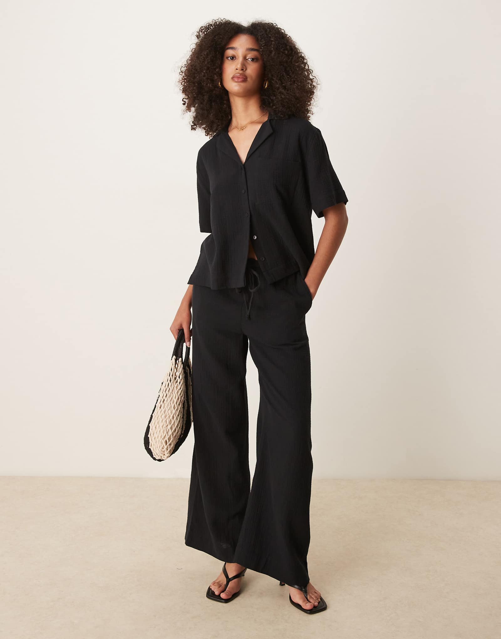 Трикотажные газовые брюки свободного кроя с завязками Gina черного цвета - часть комплекта 11590₽