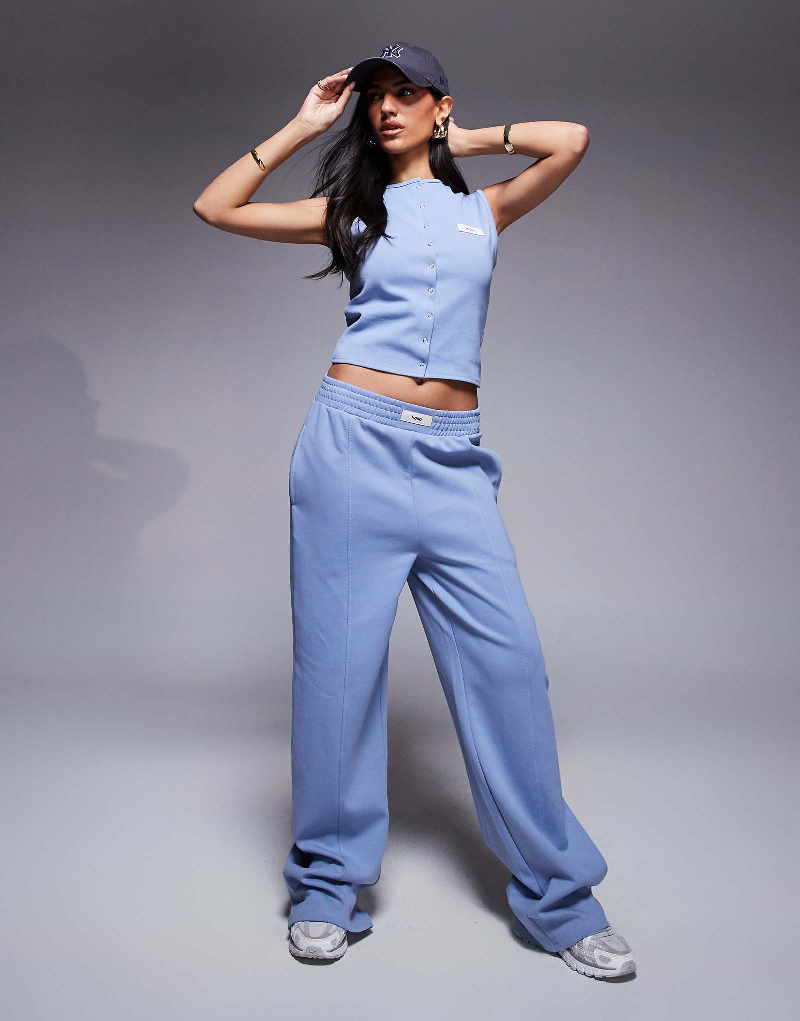 Широкие спортивные брюки с логотипом Kaiia в переднем шве синего цвета - часть комплекта 12490₽