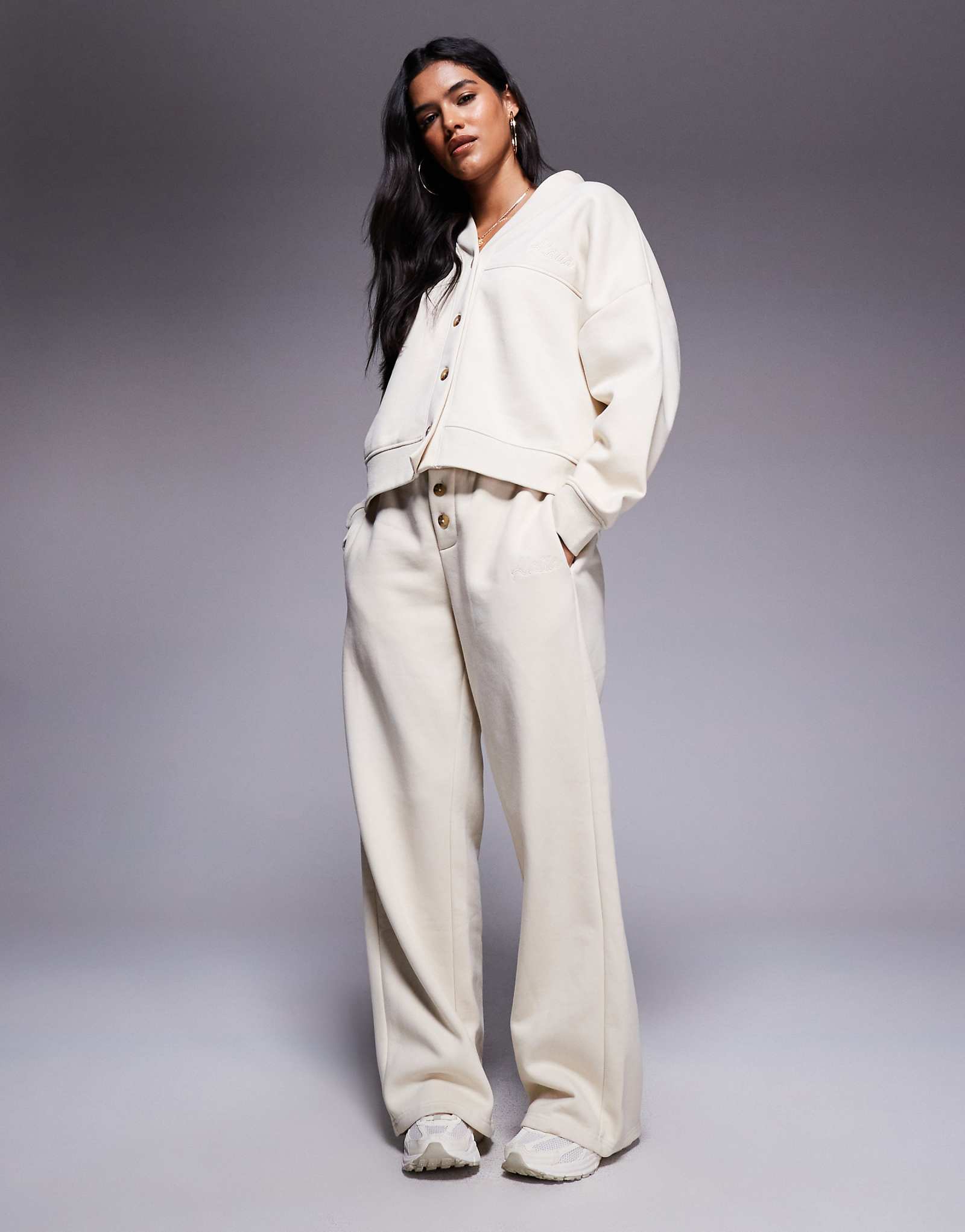 Широкие спортивные брюки бежевого цвета с вышитым логотипом Kaiia на пуговицах - часть комплекта 9390₽